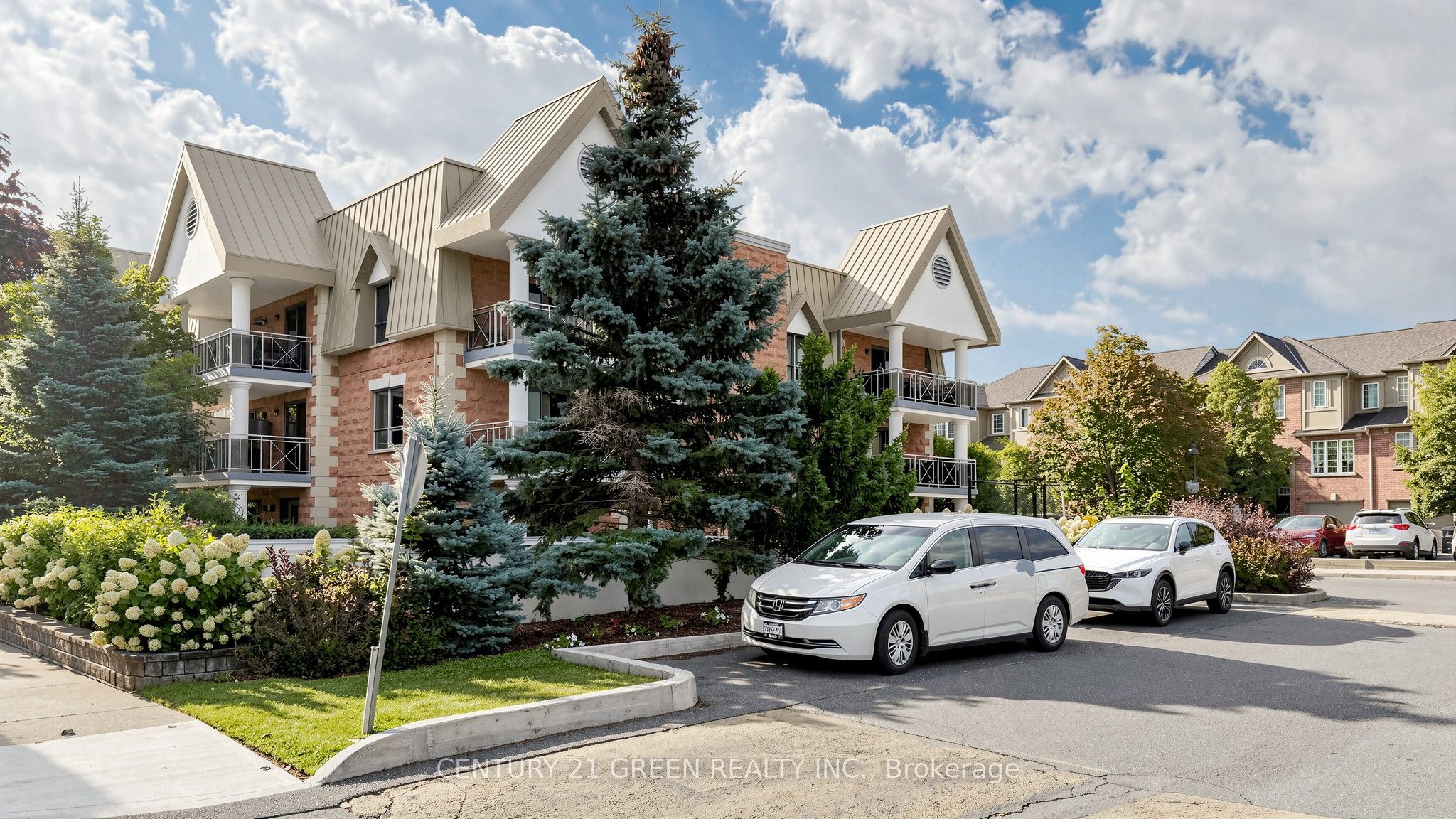 830 Scollard Court 311, Mississauga, ON L5V 0A2 photo 2