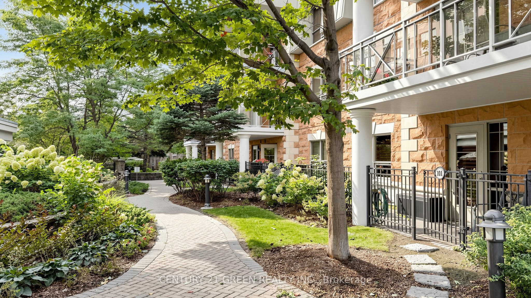 830 Scollard Court 311, Mississauga, ON L5V 0A2 photo 3