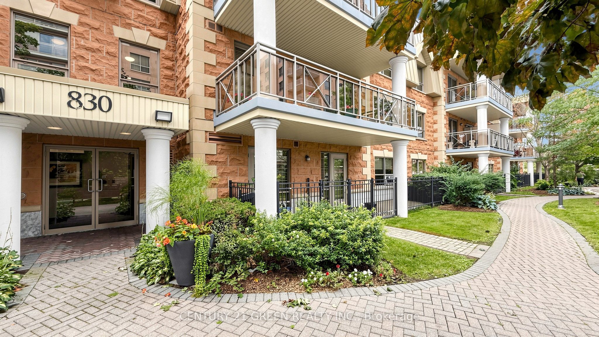 830 Scollard Court 311, Mississauga, ON L5V 0A2 photo 4