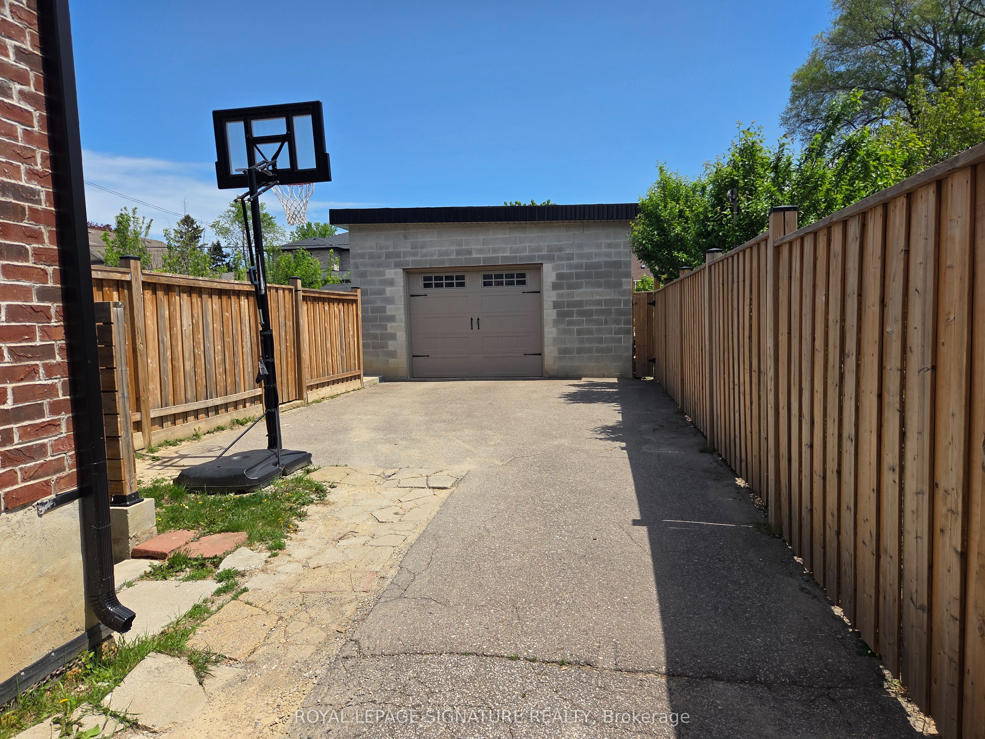 33 Ingleside Drive Lower, Toronto, ON M3K 1V2 photo 2
