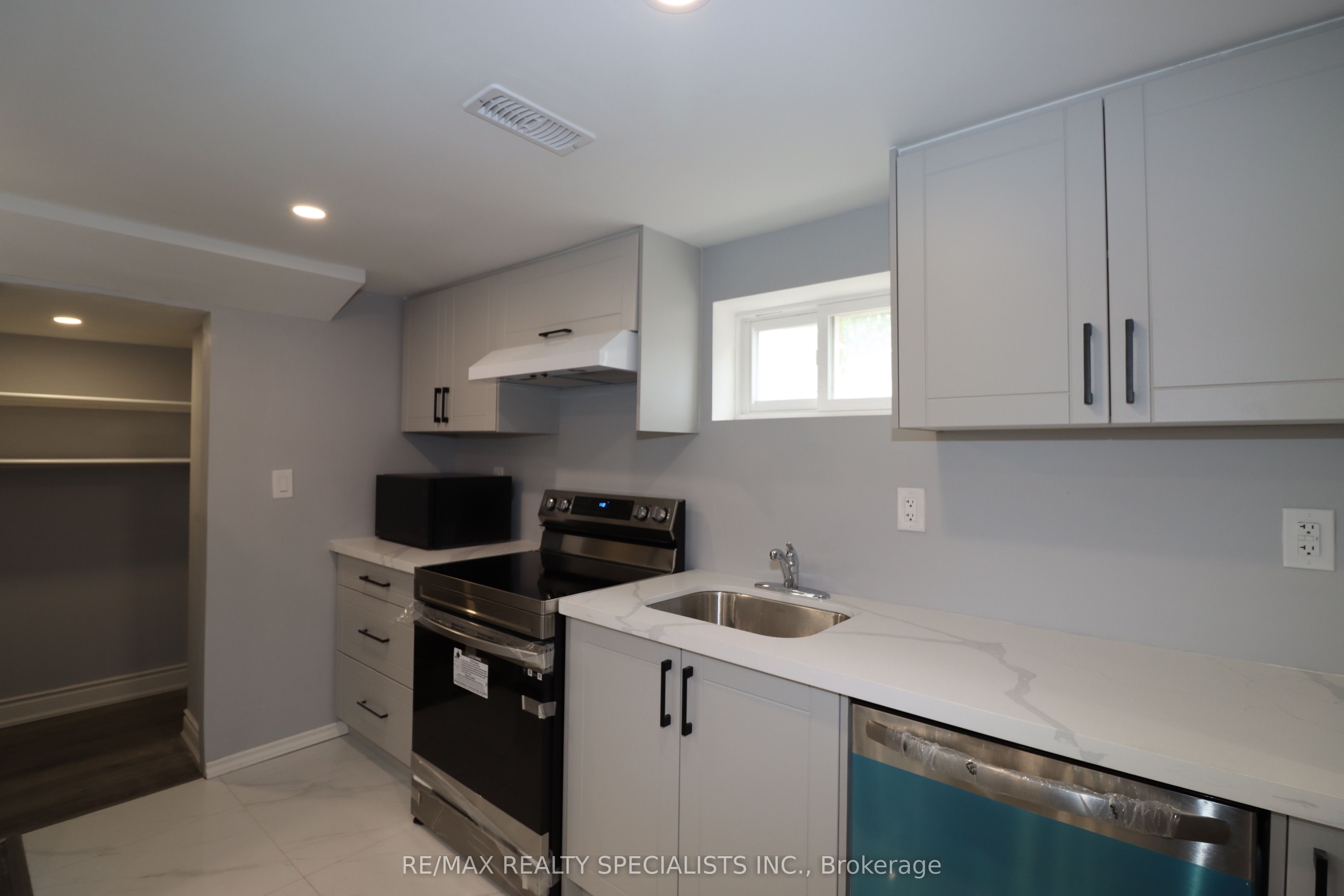 81 Gretna Drive, Brampton, ON L6X 2G1 photo 4