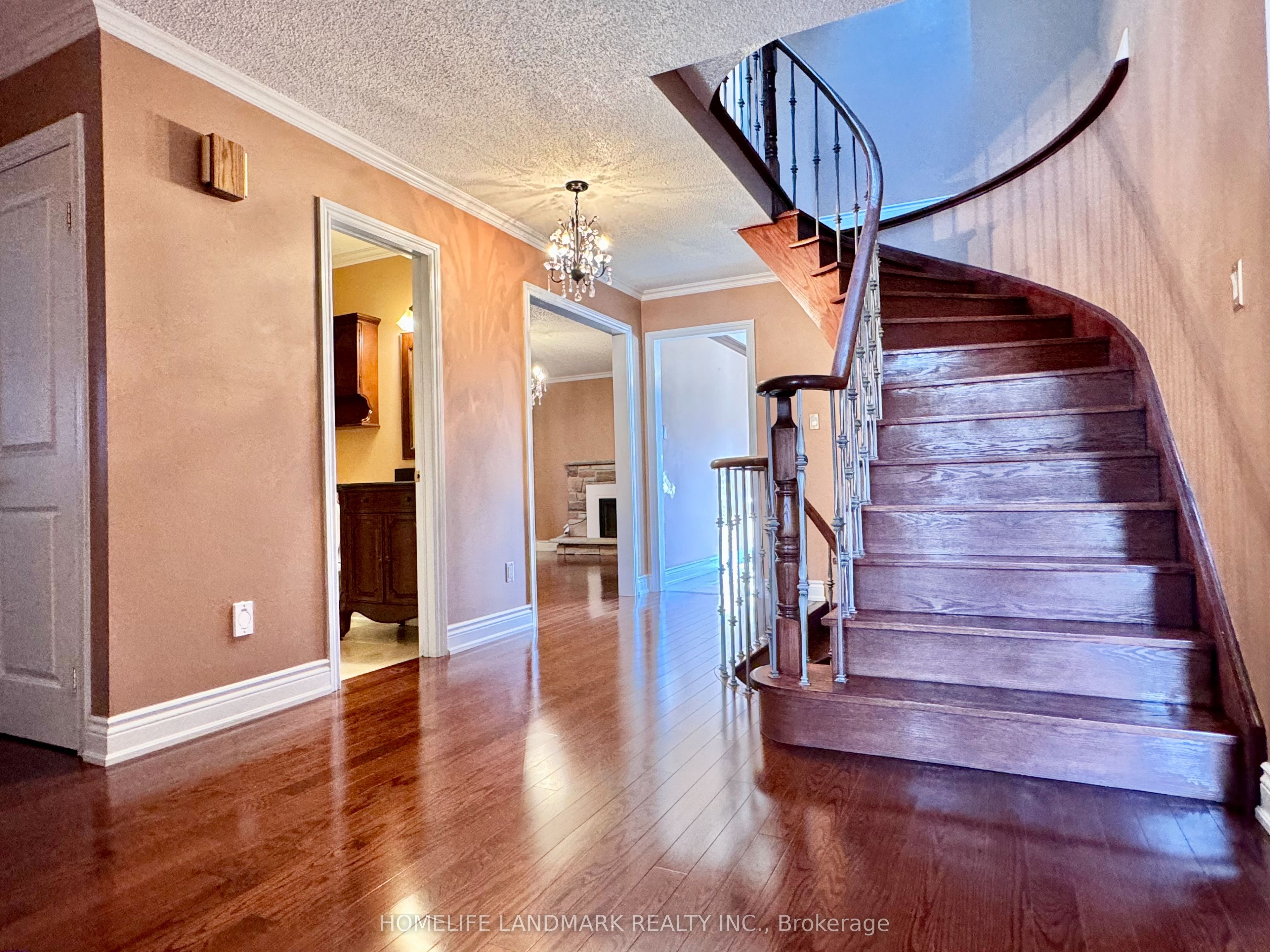 1049 Wetherby Lane E, Mississauga, ON L4W 4R9 photo 2