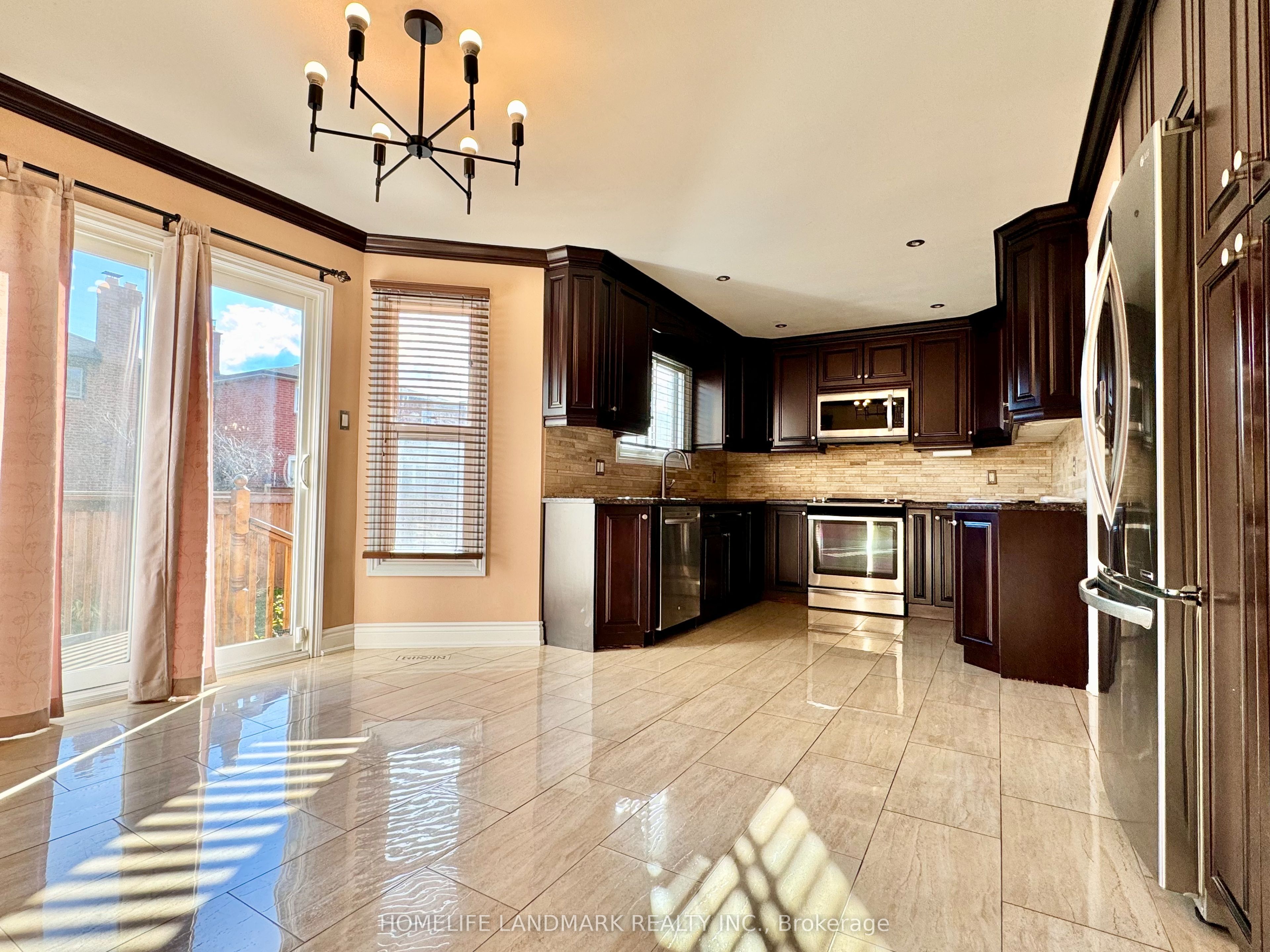 1049 Wetherby Lane E, Mississauga, ON L4W 4R9 photo 3