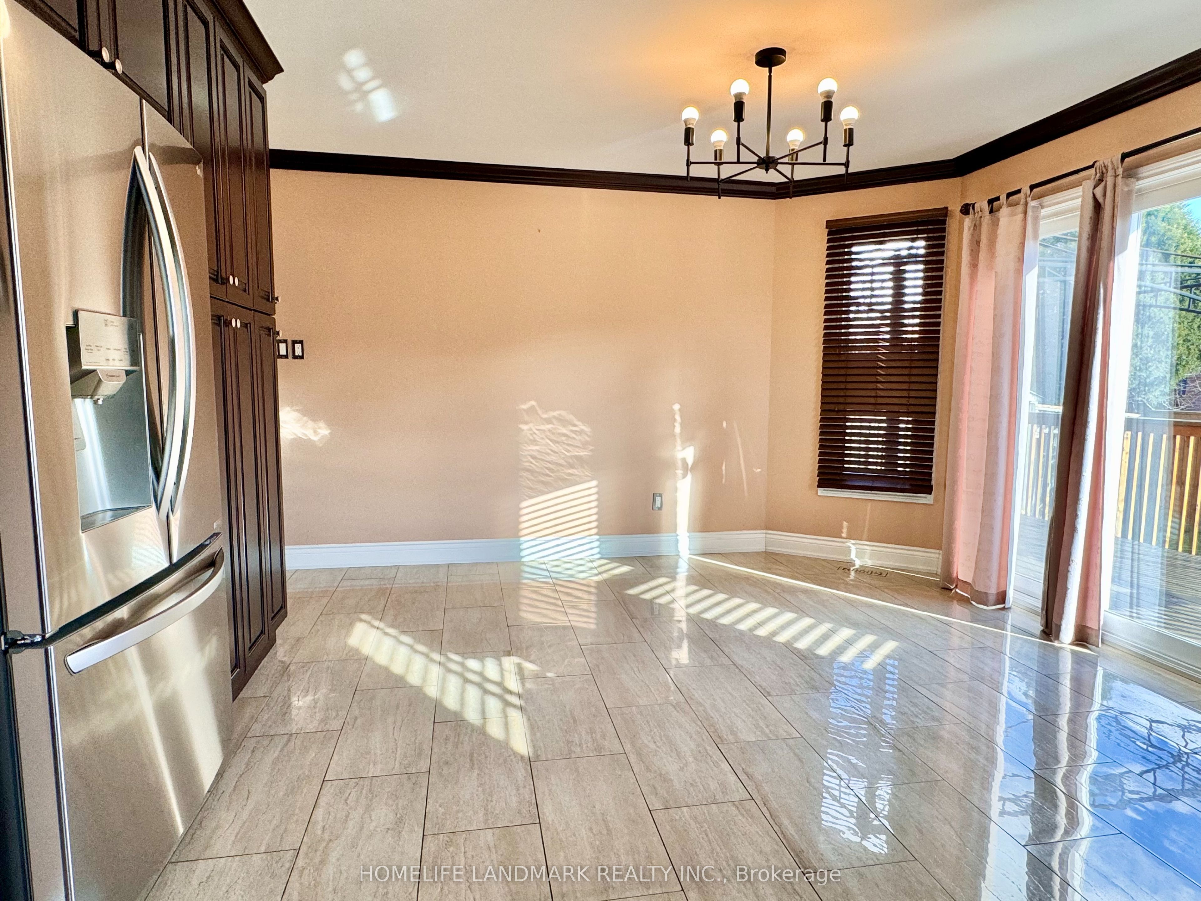 1049 Wetherby Lane E, Mississauga, ON L4W 4R9 photo 4