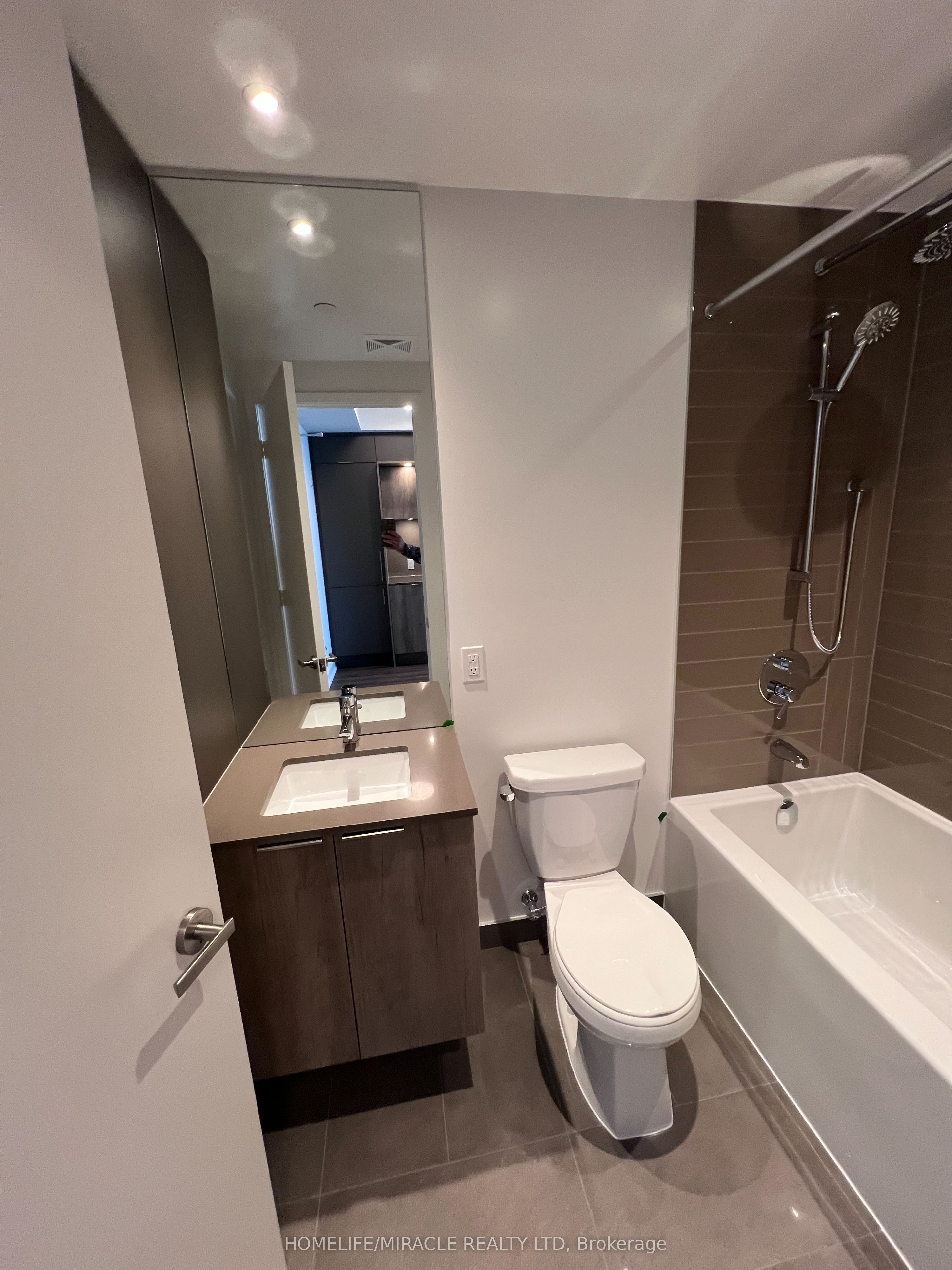 448 Burnhamthorpe Road W 4503, Mississauga, ON L5B 0R4 photo 4