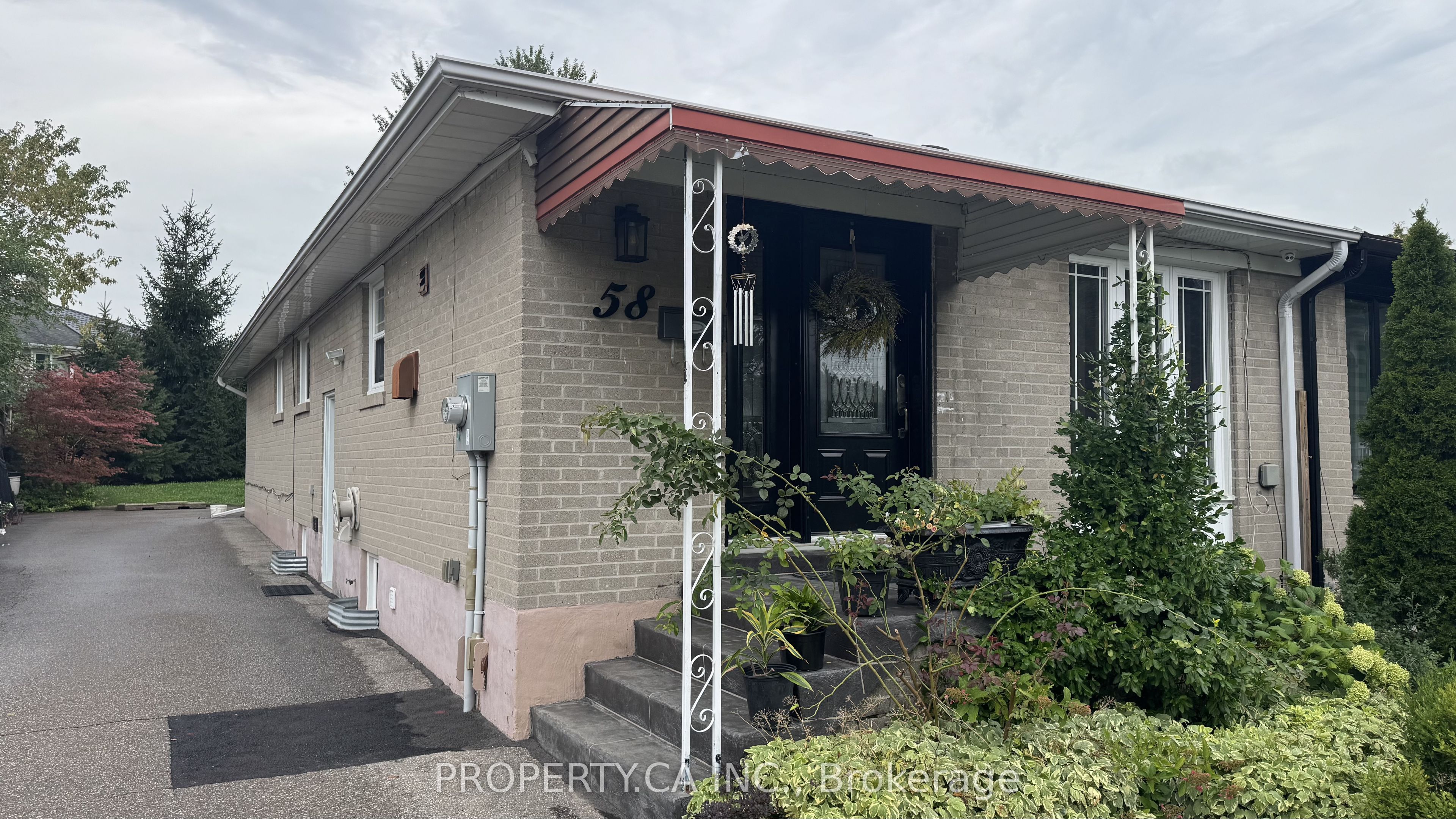 58 Lightwood Drive Lower, Toronto, ON M9V 2Z2