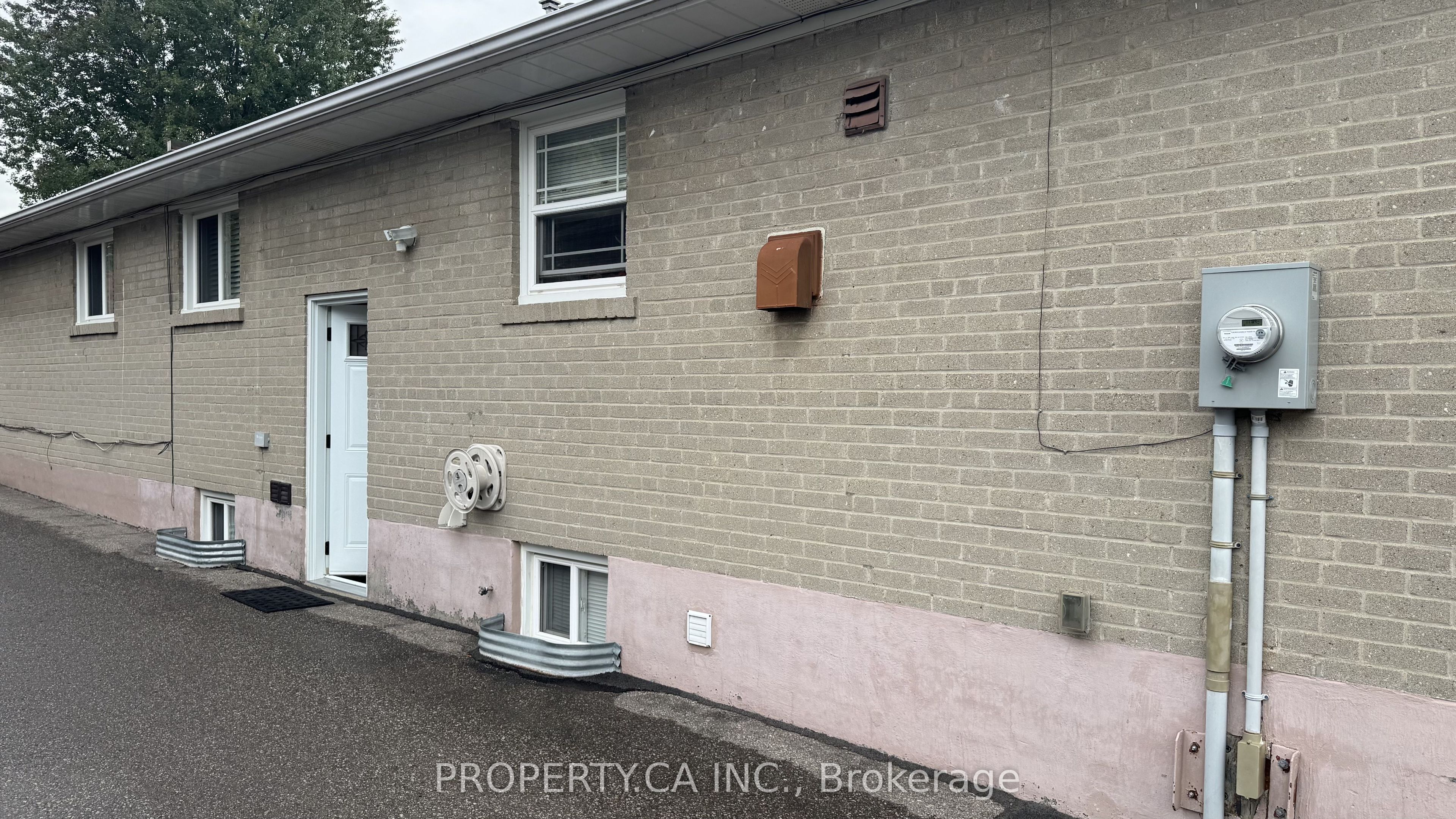 58 Lightwood Drive Lower, Toronto, ON M9V 2Z2 photo 2