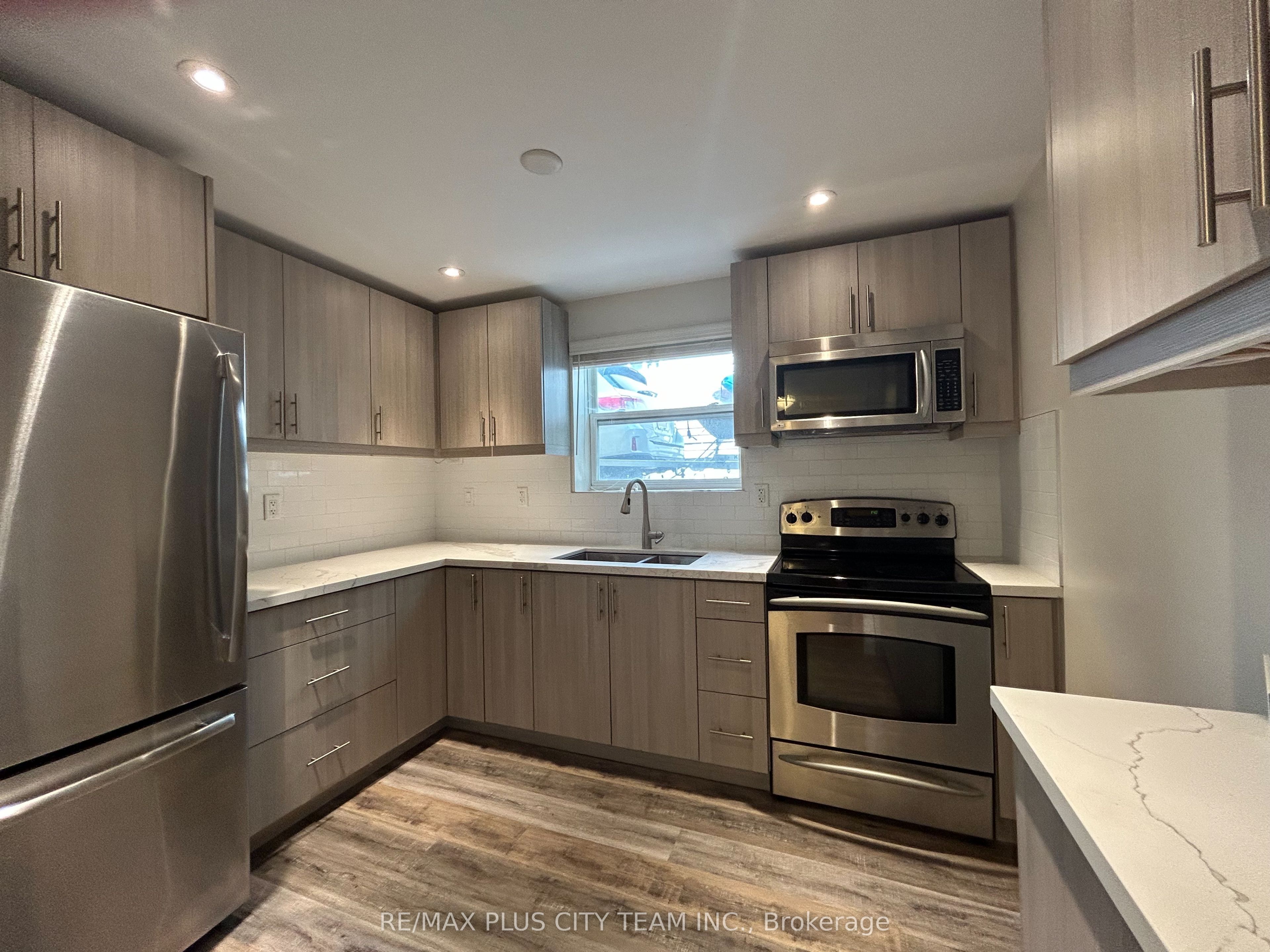 11 Thirty Fifth Street Unit 1, Toronto, ON M8W 3J8 photo 4