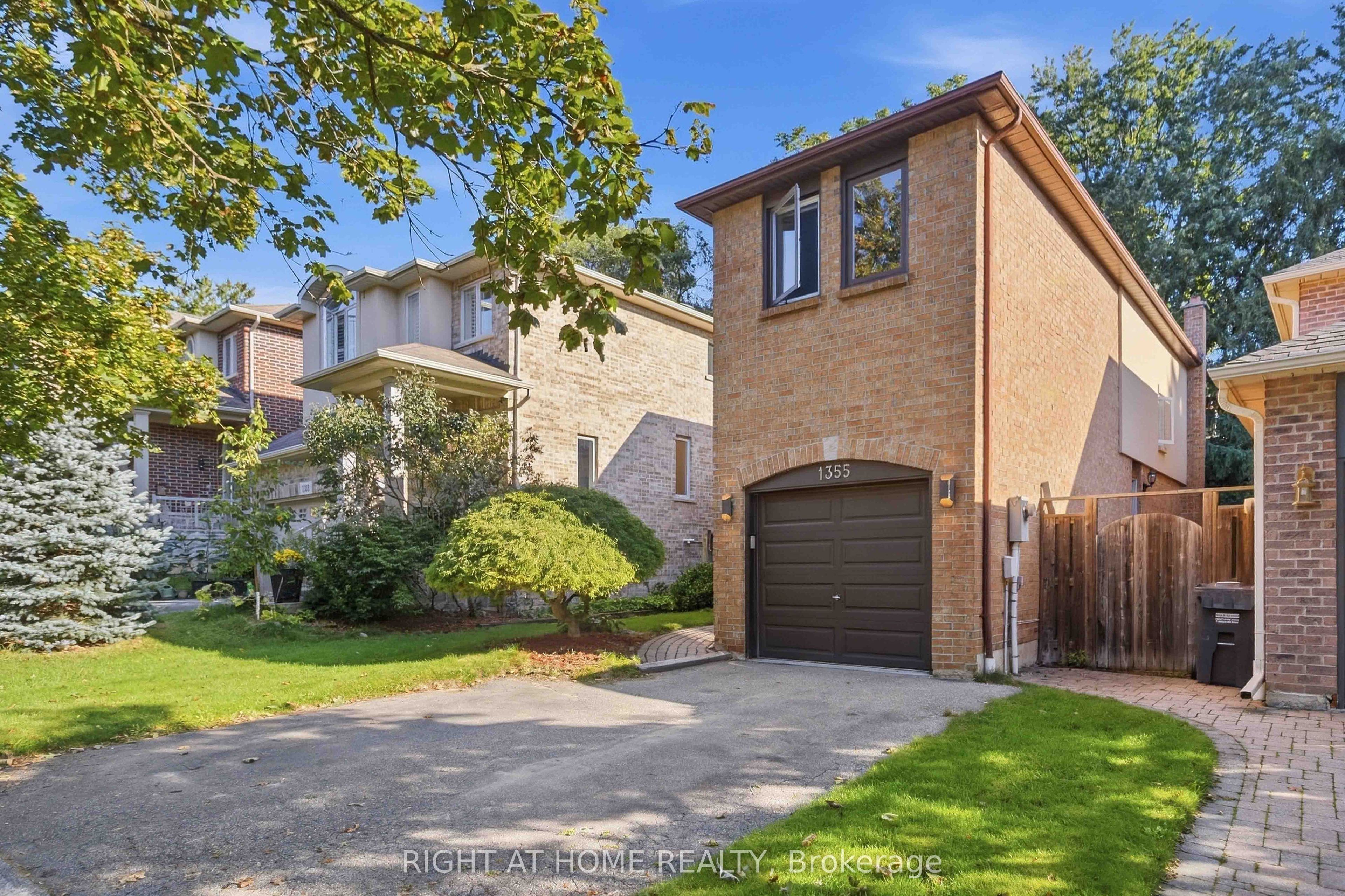 1355 Boulder Creek Crescent, Mississauga, ON L5J 4N7 photo 2