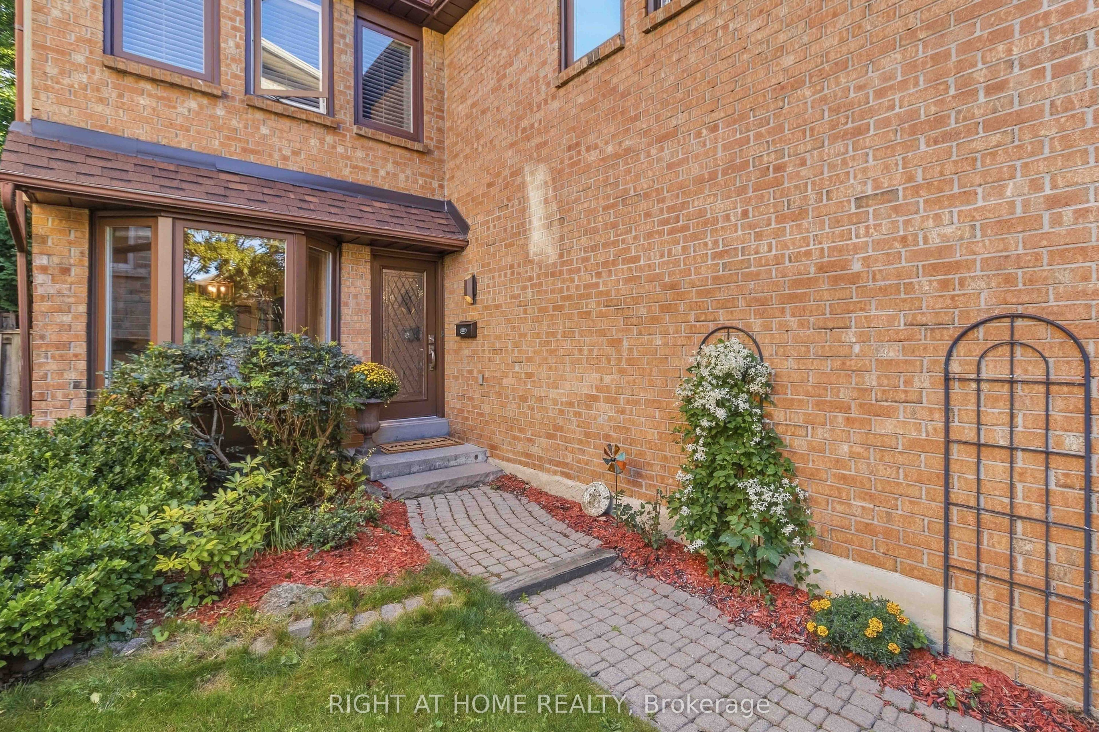 1355 Boulder Creek Crescent, Mississauga, ON L5J 4N7 photo 4