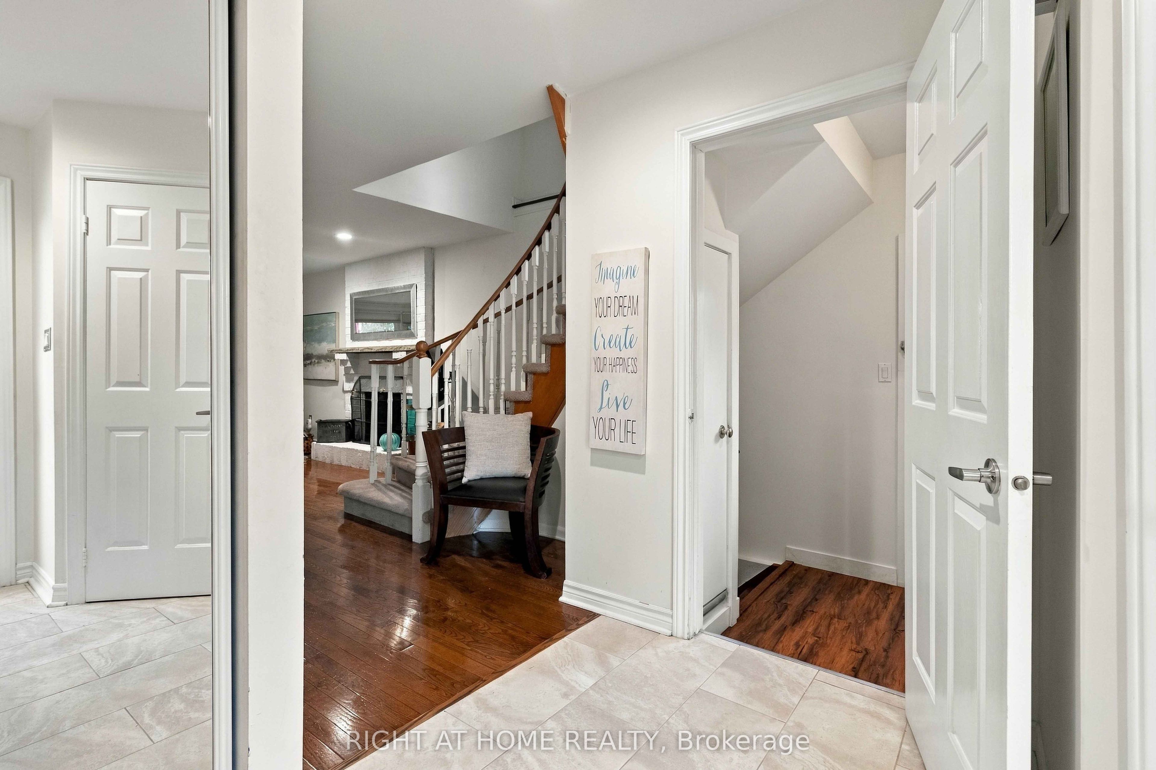 1355 Boulder Creek Crescent, Mississauga, ON L5J 4N7 photo 5