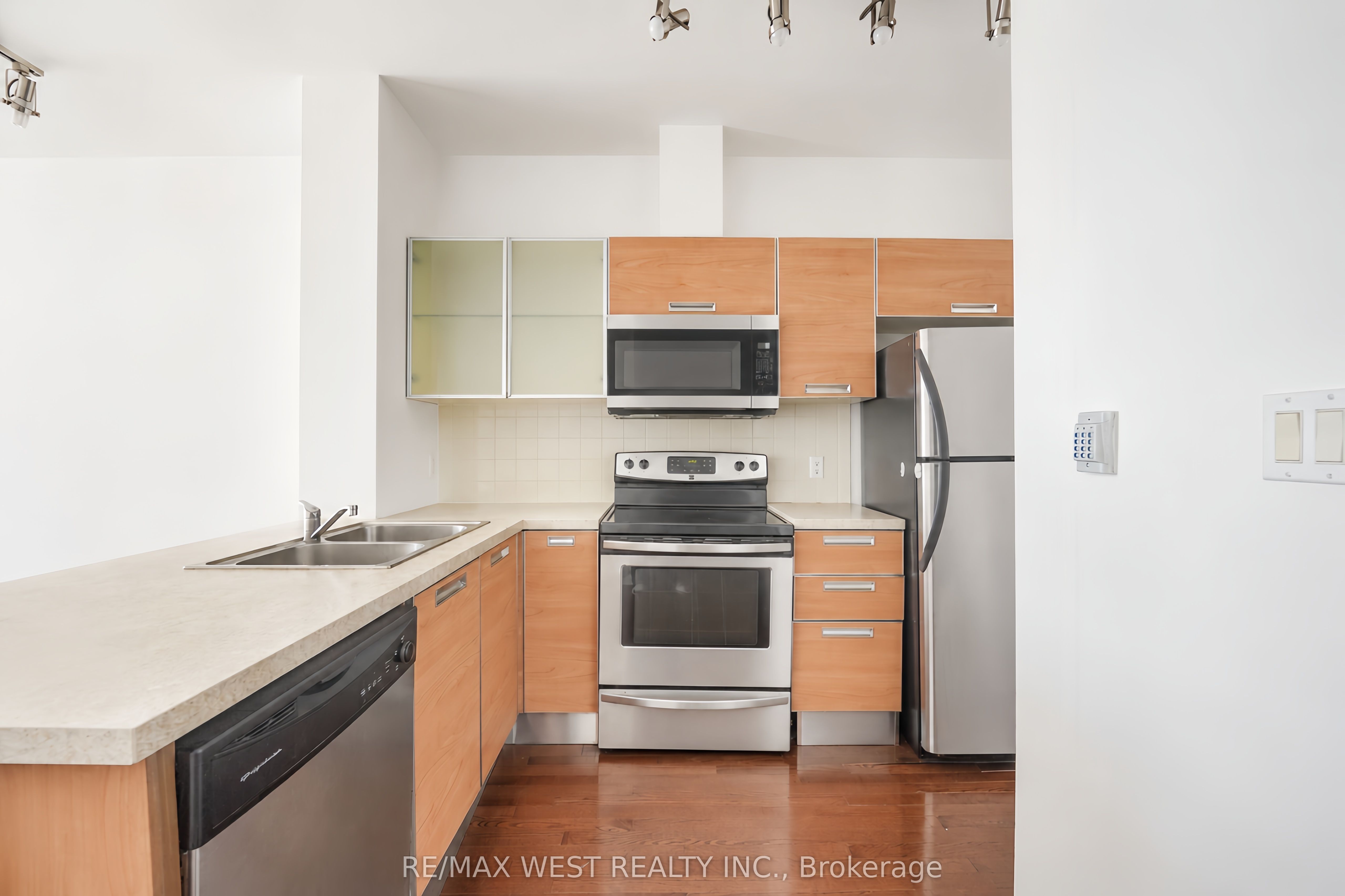 3391 Bloor Street W 609, Toronto, ON M8X 1G3 photo 3