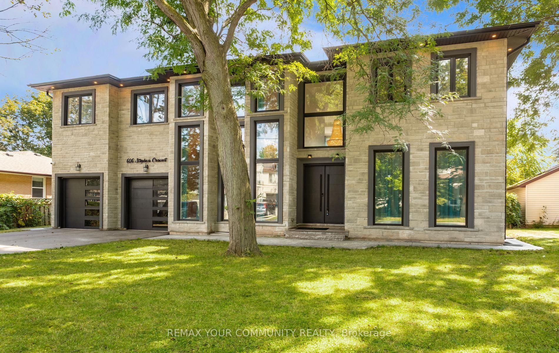 606 Stephens Crescent, Oakville, ON L6K 1Y3