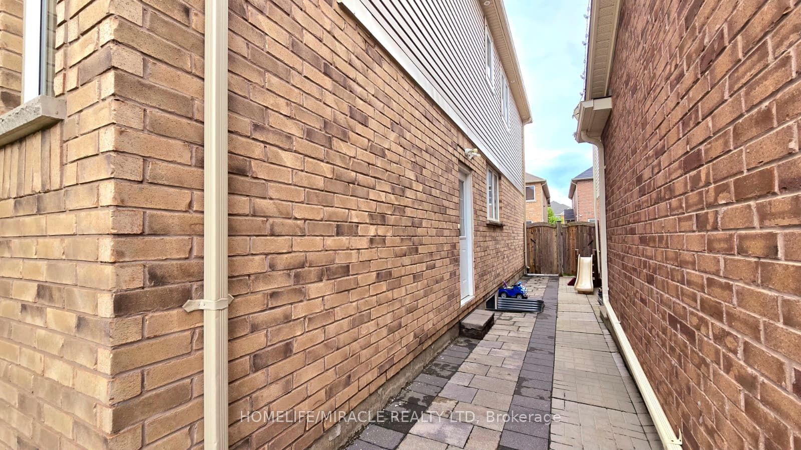 91 Tysonville Circle Lower, Brampton, ON L7A 4B2 photo 2