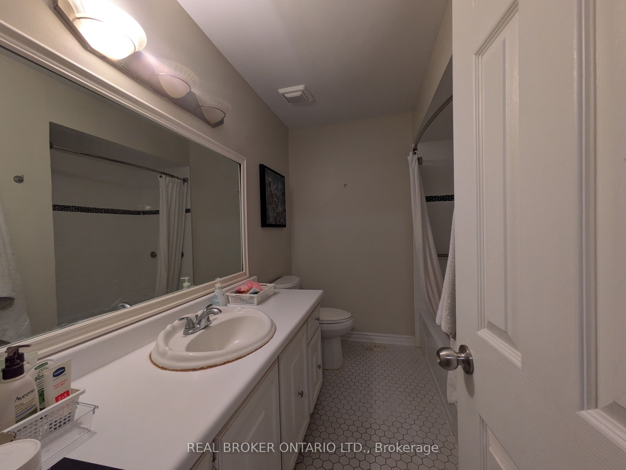 1951 Rathburn Road E 218, Mississauga, ON L4W 2N9 photo 3