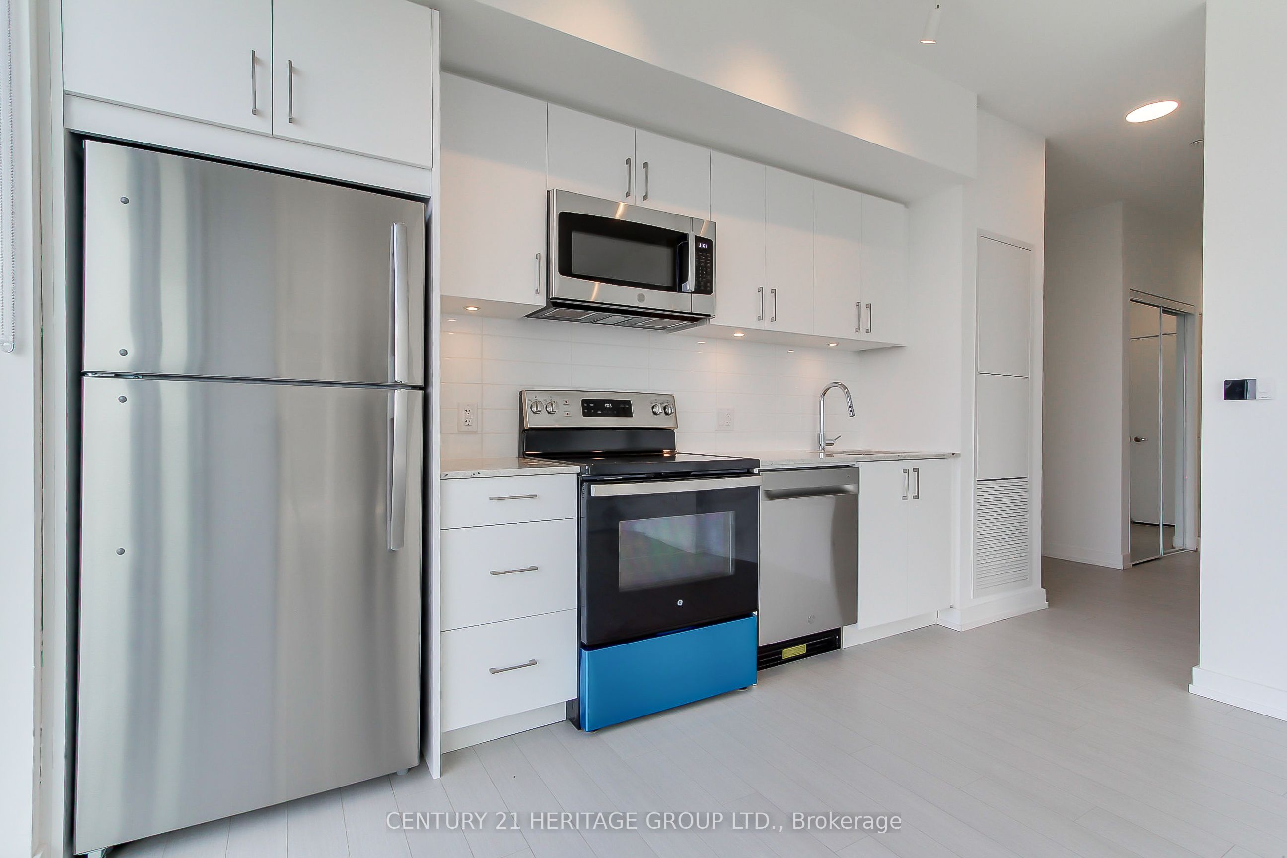 4010 Eglinton Avenue 1819, Toronto, ON M9A 0G5 photo 5