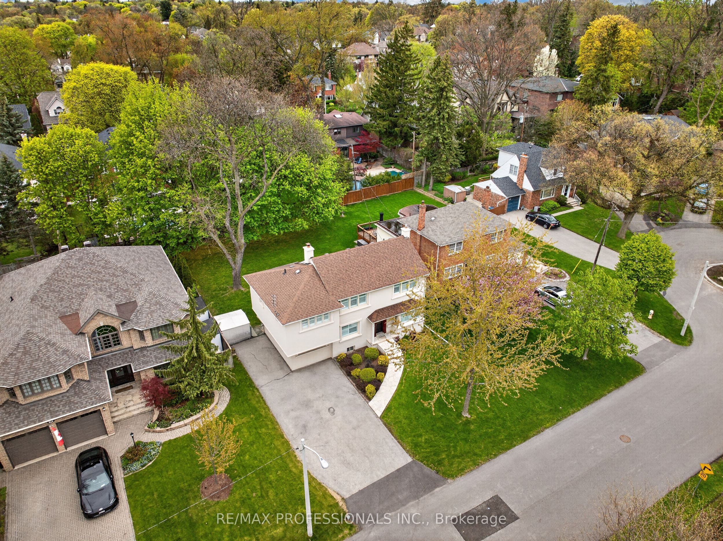 27 Nottingham Drive, Toronto, ON M9A 2W4