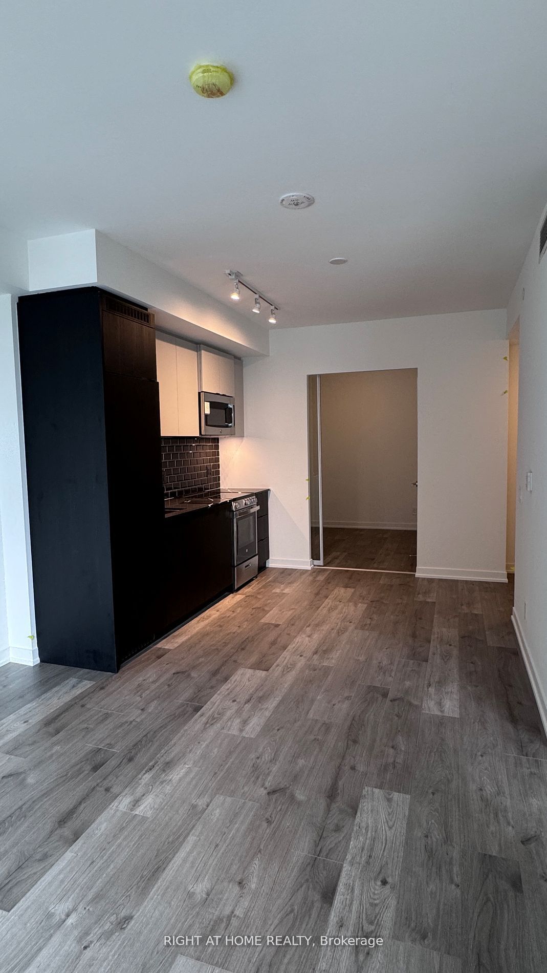 285 Dufferin Street 1027, Toronto, ON M6K 1Z7 photo 2