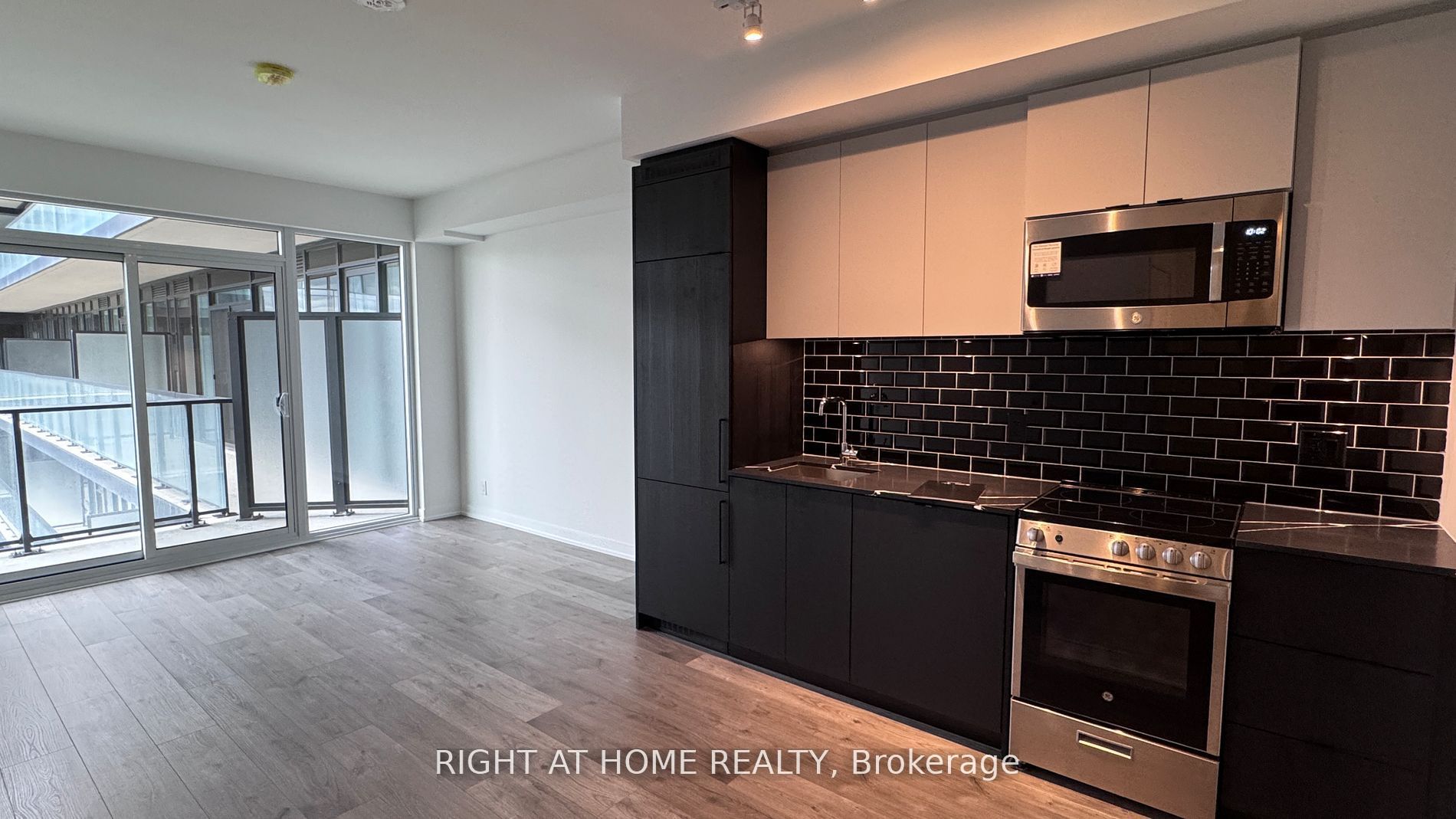 285 Dufferin Street 1027, Toronto, ON M6K 1Z7 photo 3