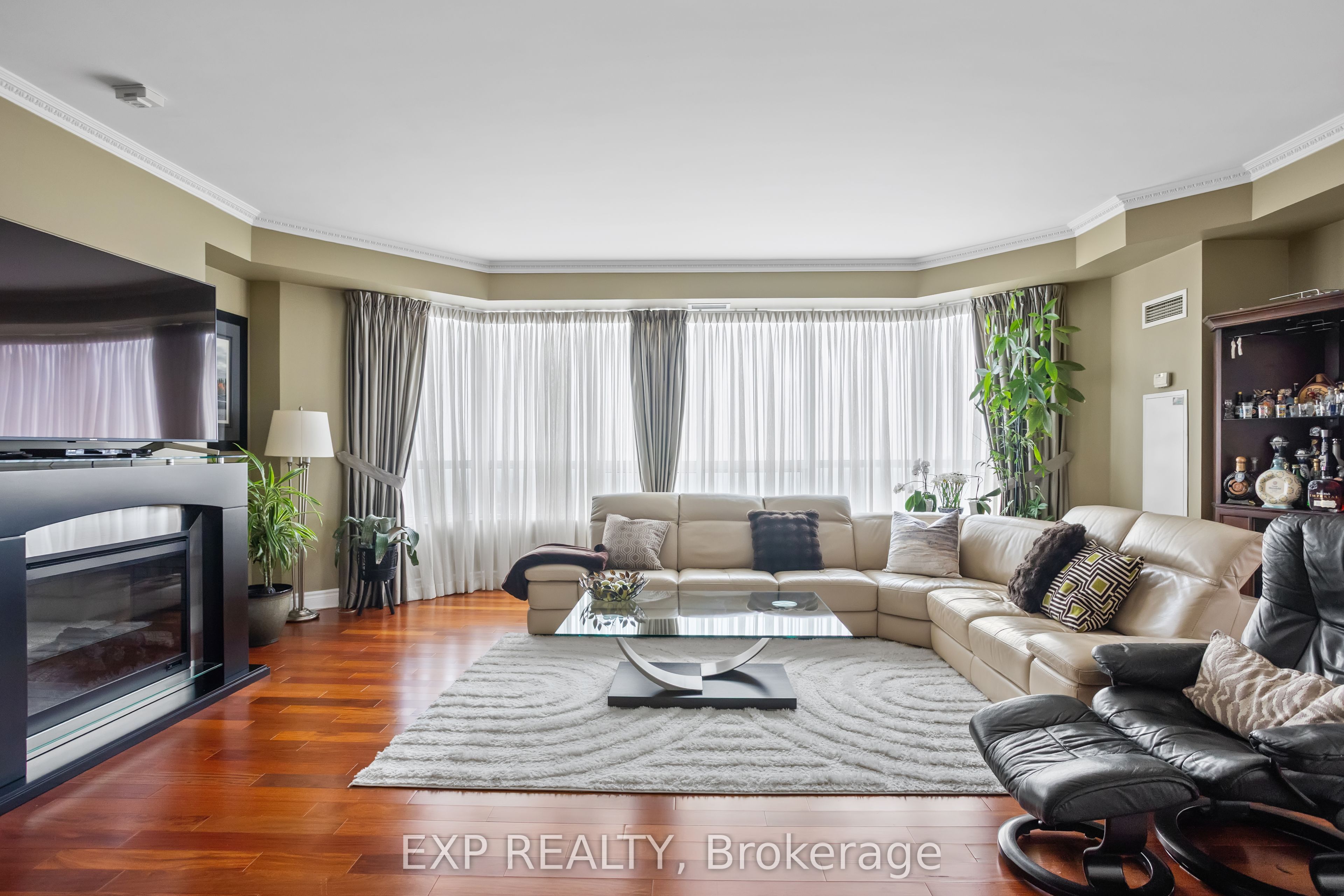25 Kingsbridge Garden Circle 2709, Mississauga, ON L5R 4B1 photo 3