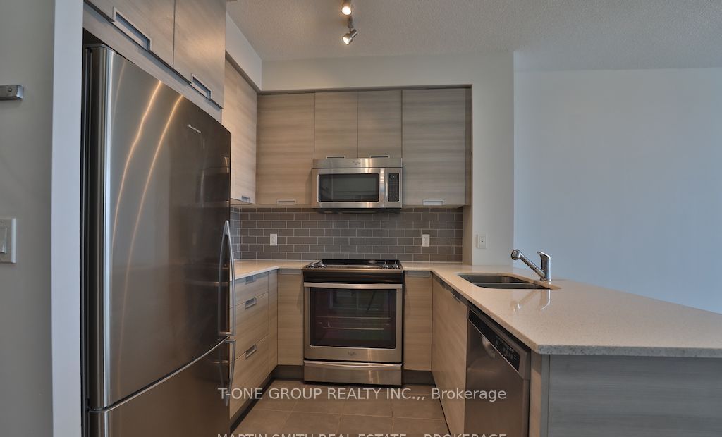 75 Eglinton Avenue W 1306, Mississauga, ON L5R 1B2 photo 2