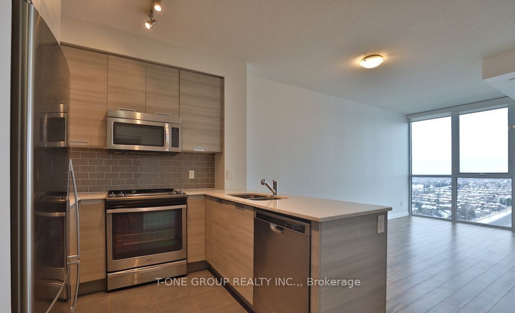 75 Eglinton Avenue W 1306, Mississauga, ON L5R 1B2 photo 3