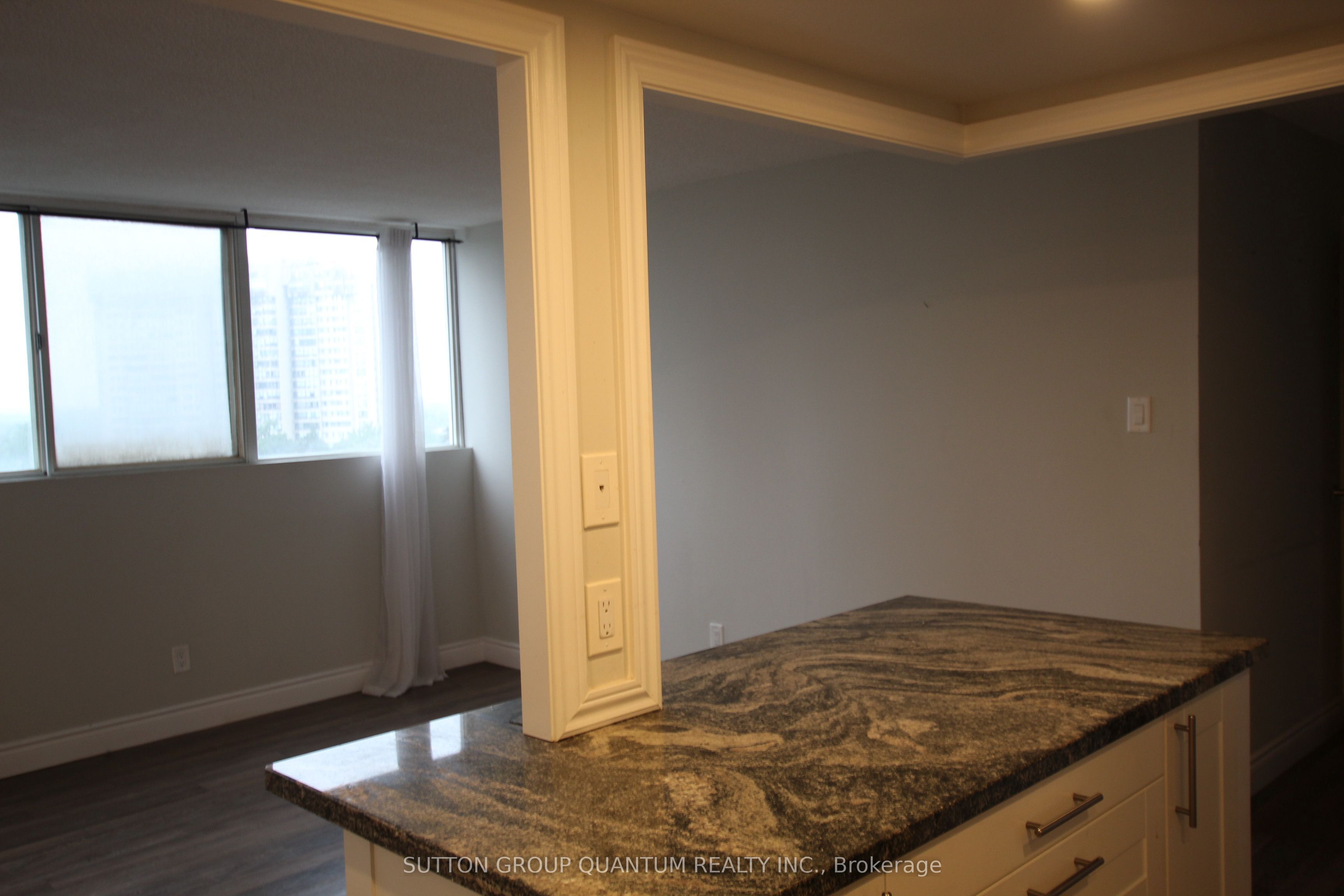 3700 Kaneff Crescent 808, Mississauga, ON L5A 4B8 photo 3
