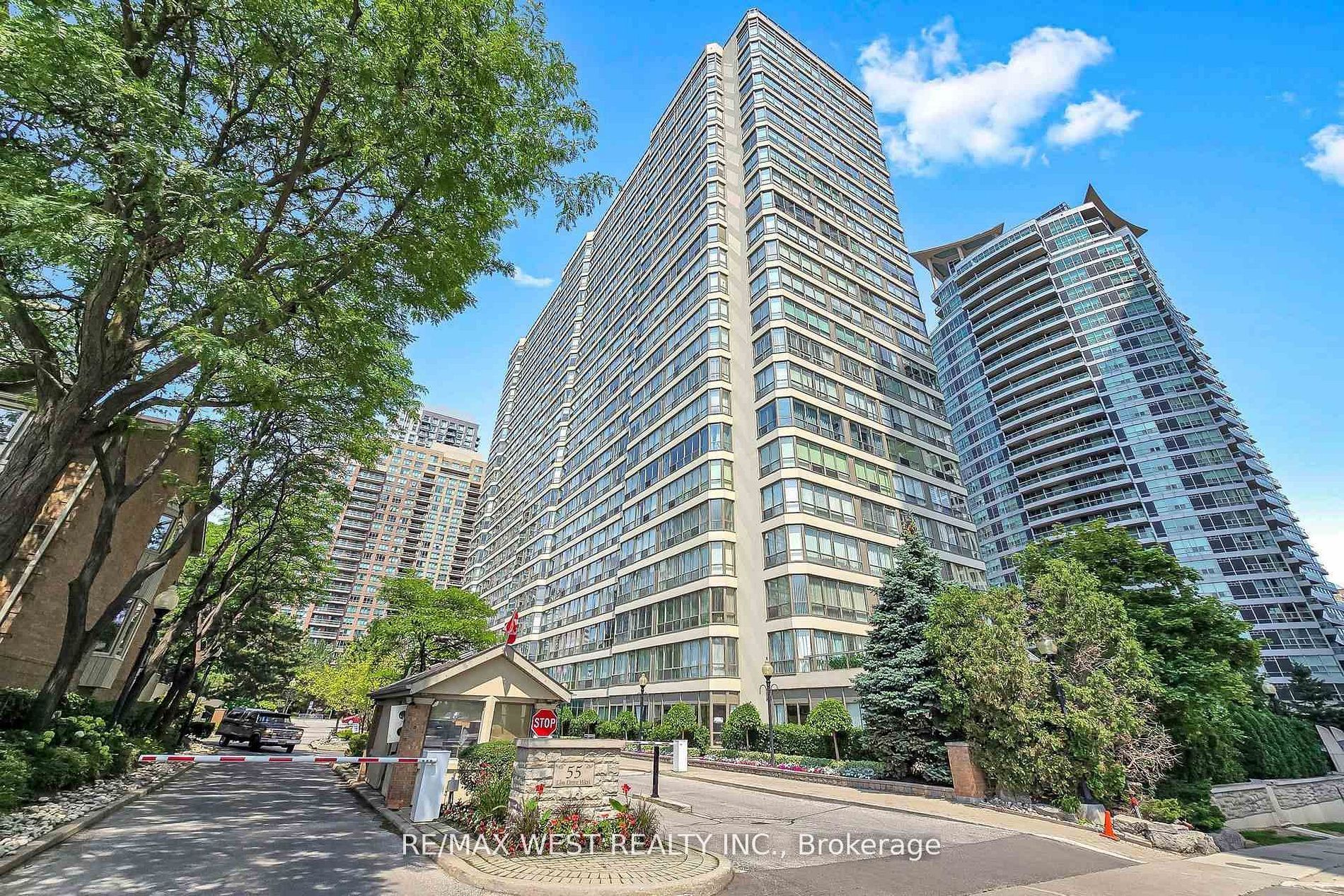 55 Elm Drive W 1801, Mississauga, ON L5B 3Z3