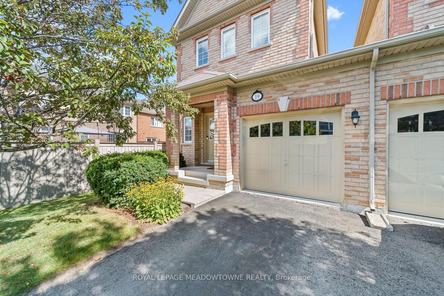 19 Goldham Way, Halton Hills, ON L7G 0B2 photo 3