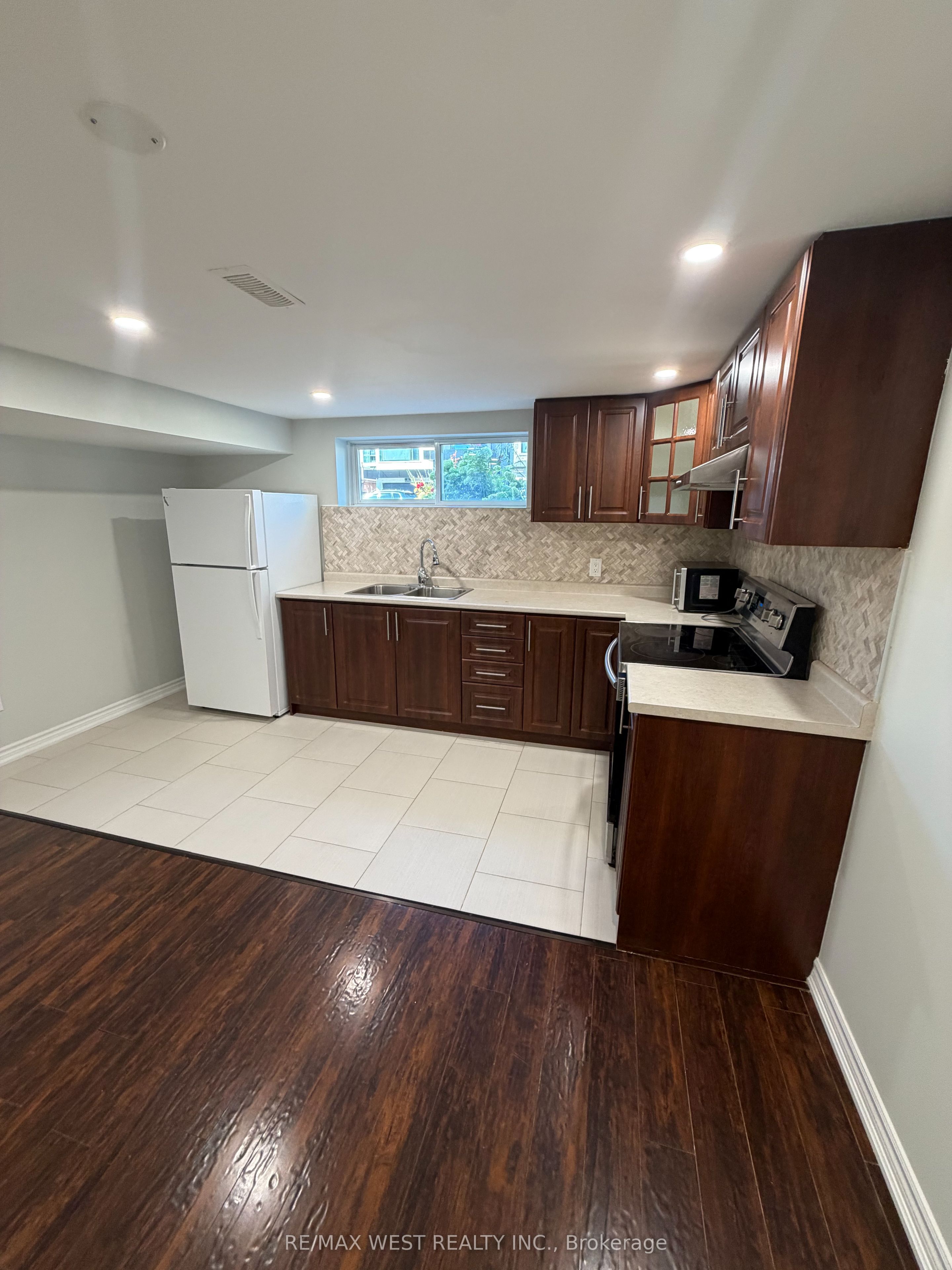 15 Macleod Street, Toronto, ON M6L 2M7 photo 2