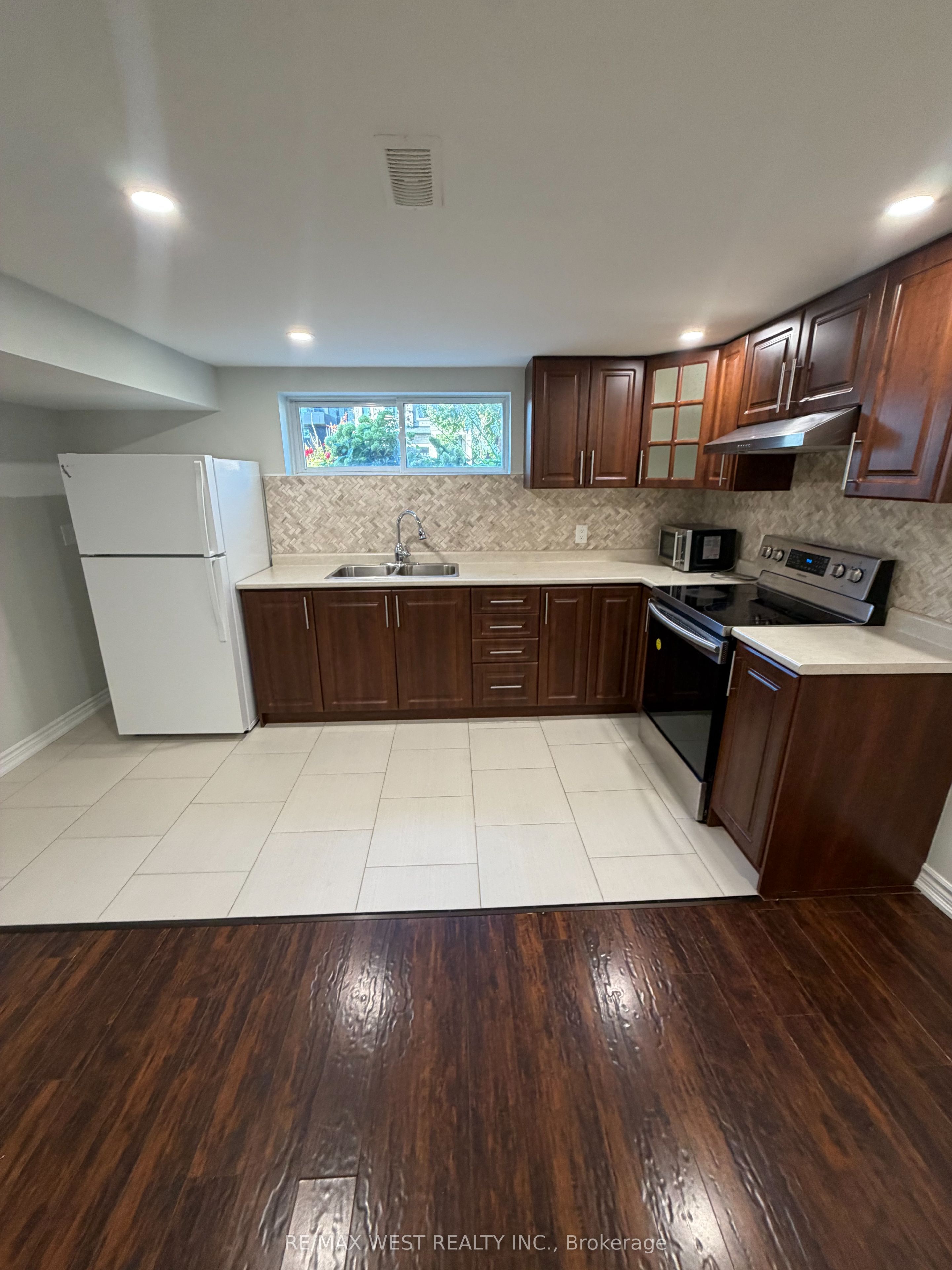 15 Macleod Street, Toronto, ON M6L 2M7 photo 3