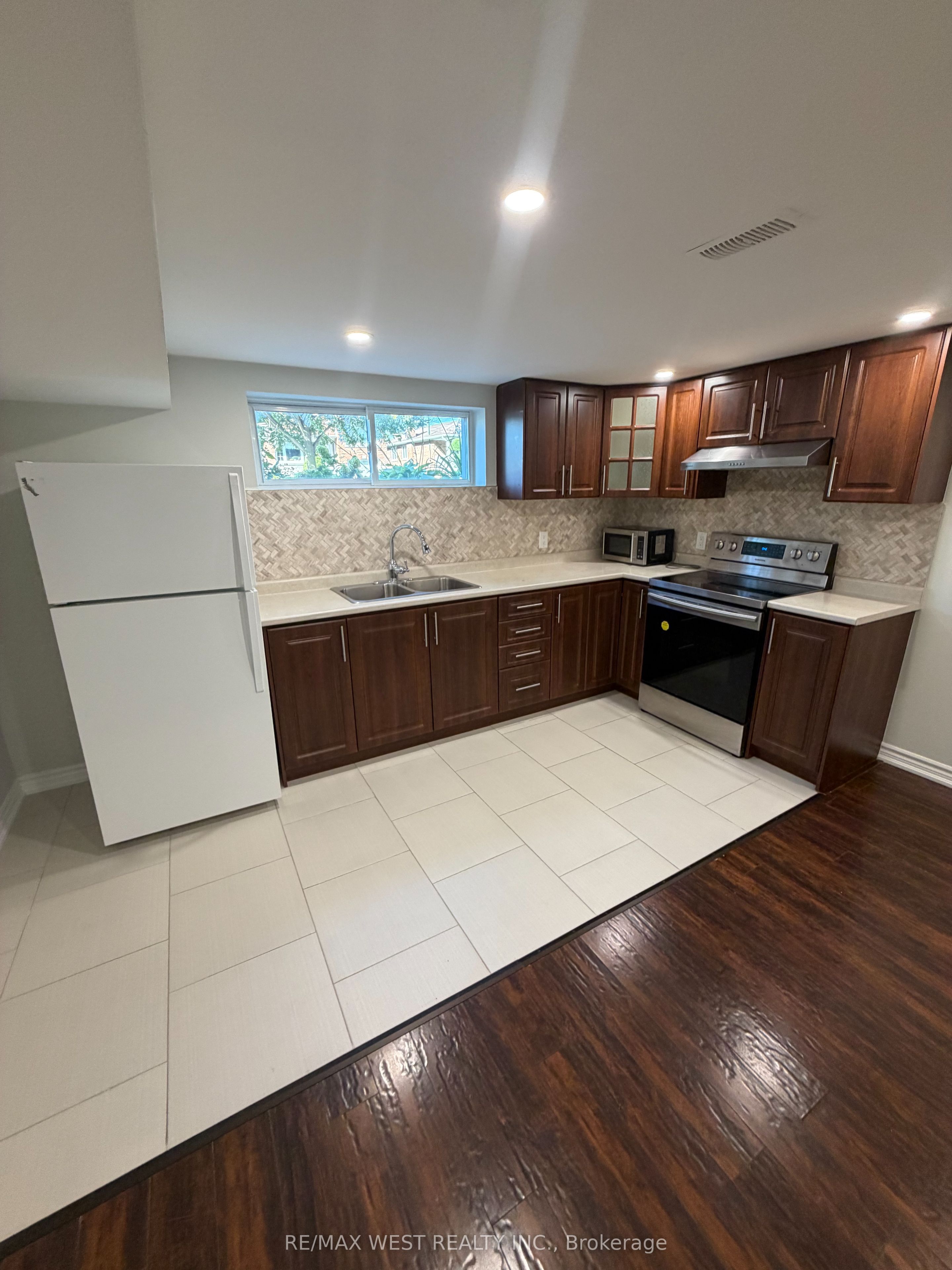 15 Macleod Street, Toronto, ON M6L 2M7 photo 4
