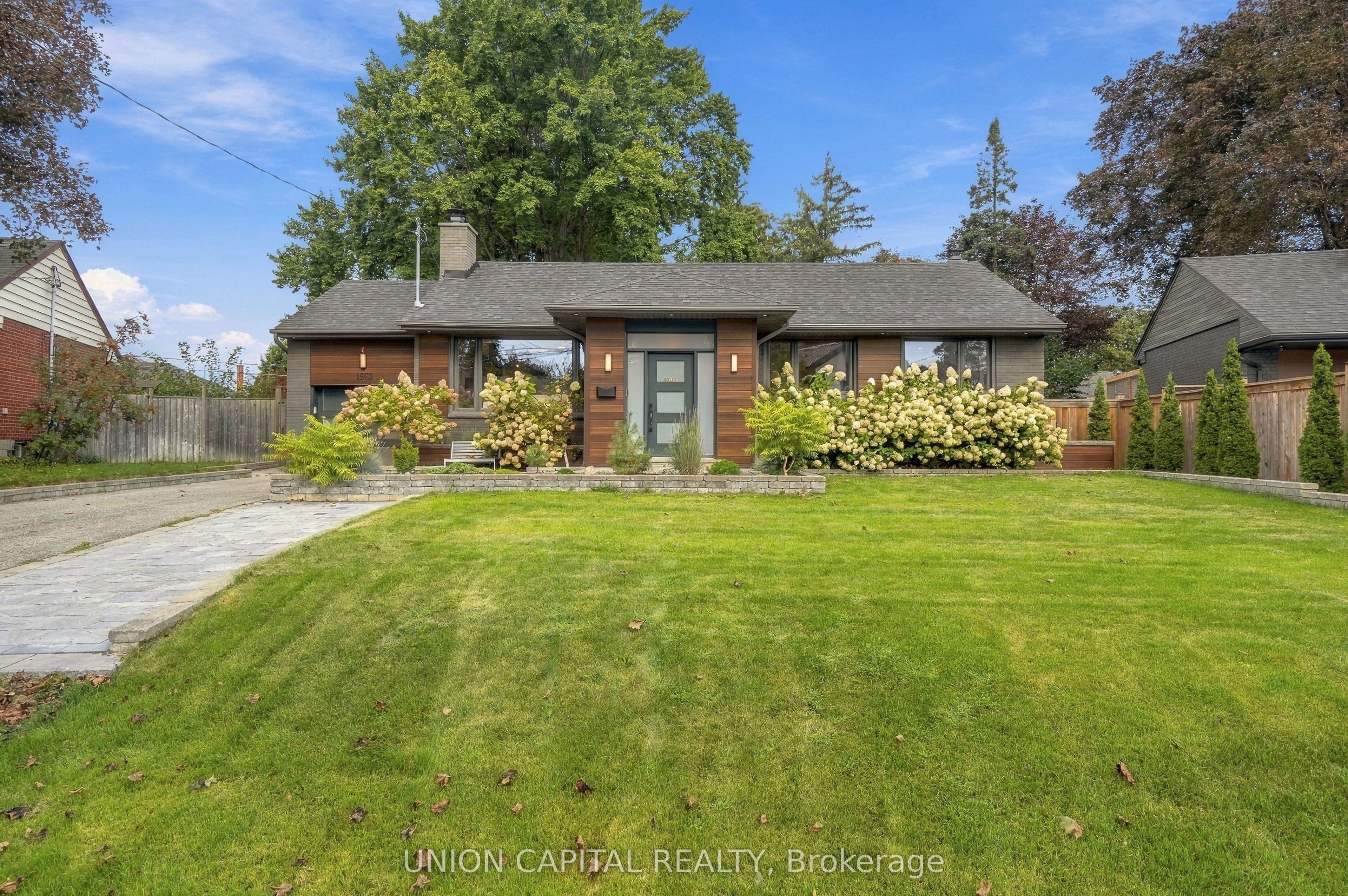 1563 Skyline Drive, Mississauga, ON L5E 2W6