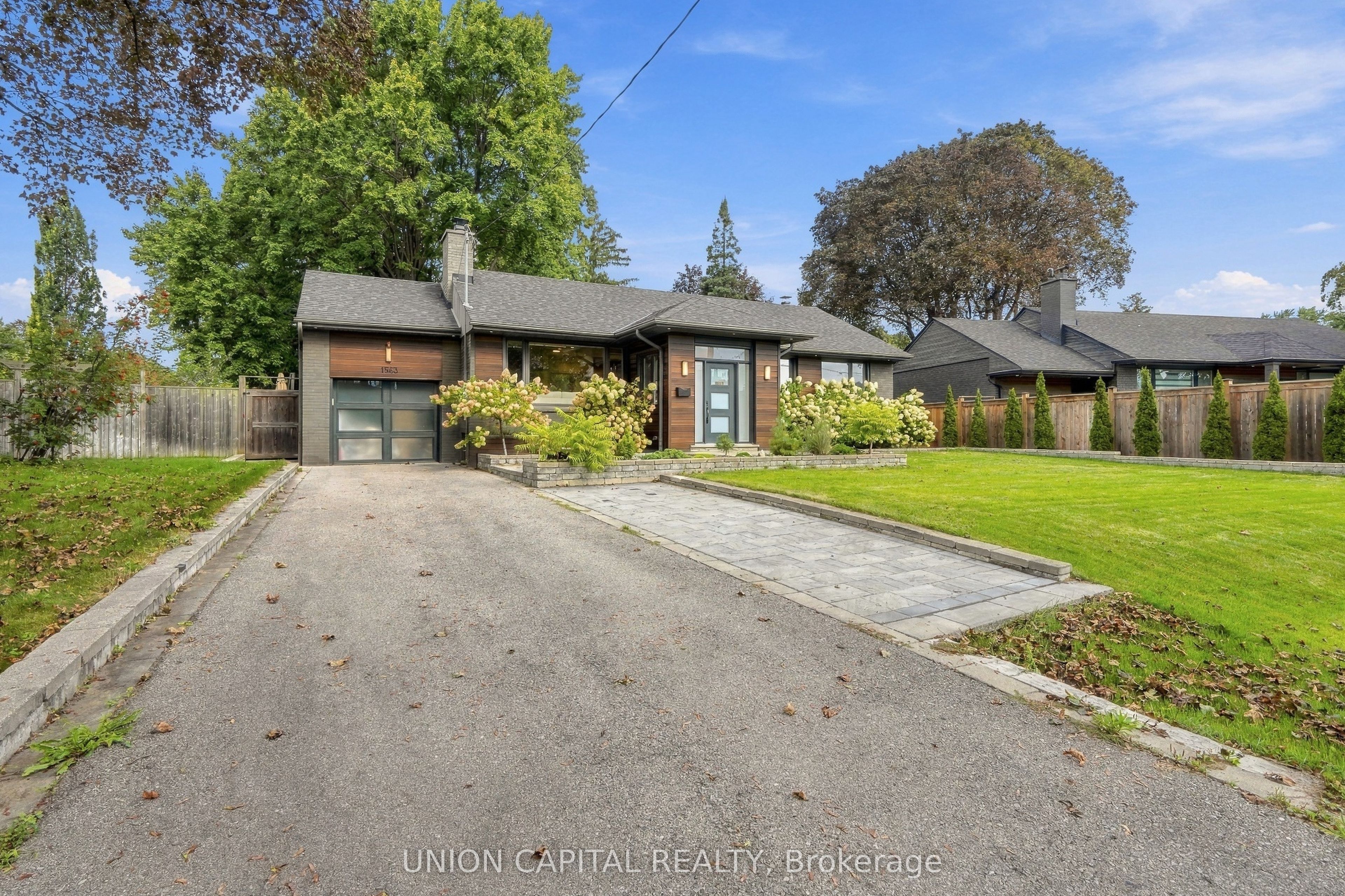 1563 Skyline Drive, Mississauga, ON L5E 2W6 photo 2