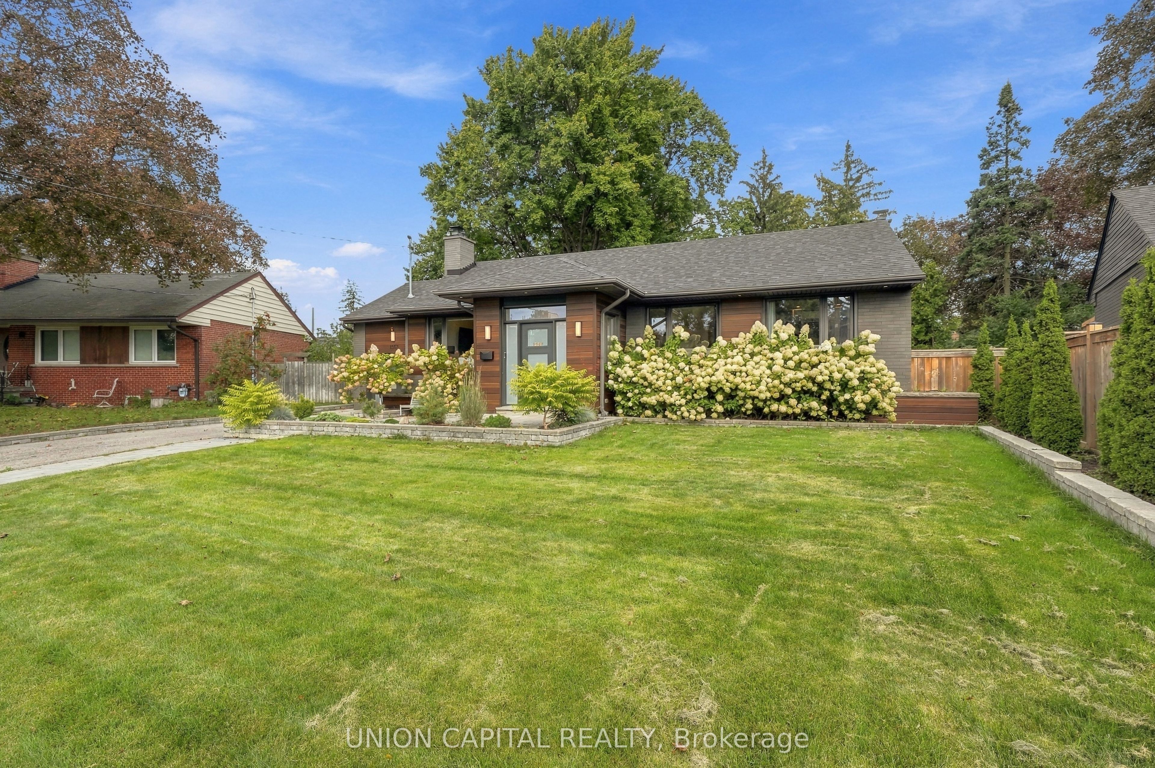 1563 Skyline Drive, Mississauga, ON L5E 2W6 photo 3