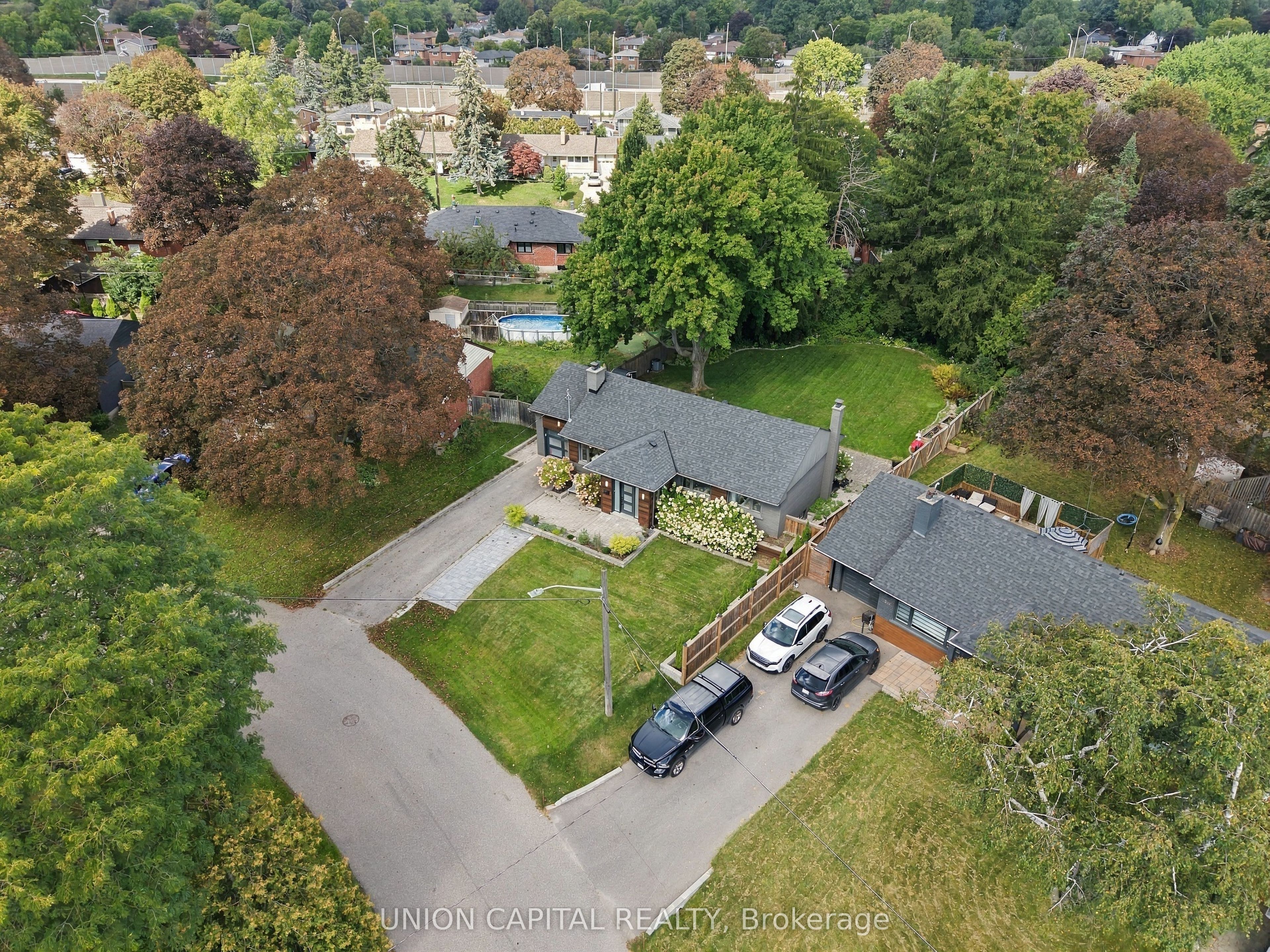 1563 Skyline Drive, Mississauga, ON L5E 2W6 photo 4