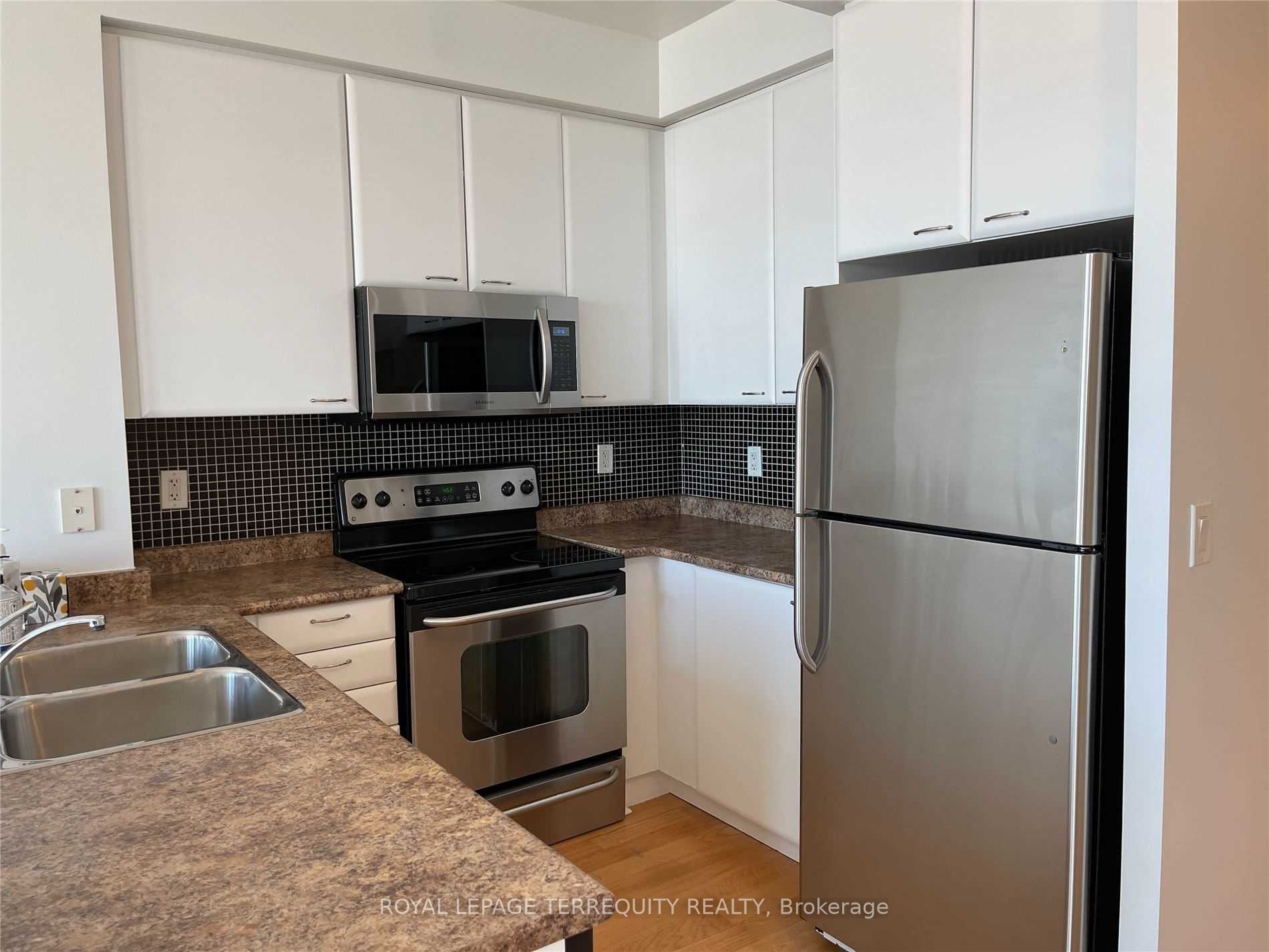 220 Burnhamthorpe Road W 2610, Mississauga, ON L5B 4N4 photo 4