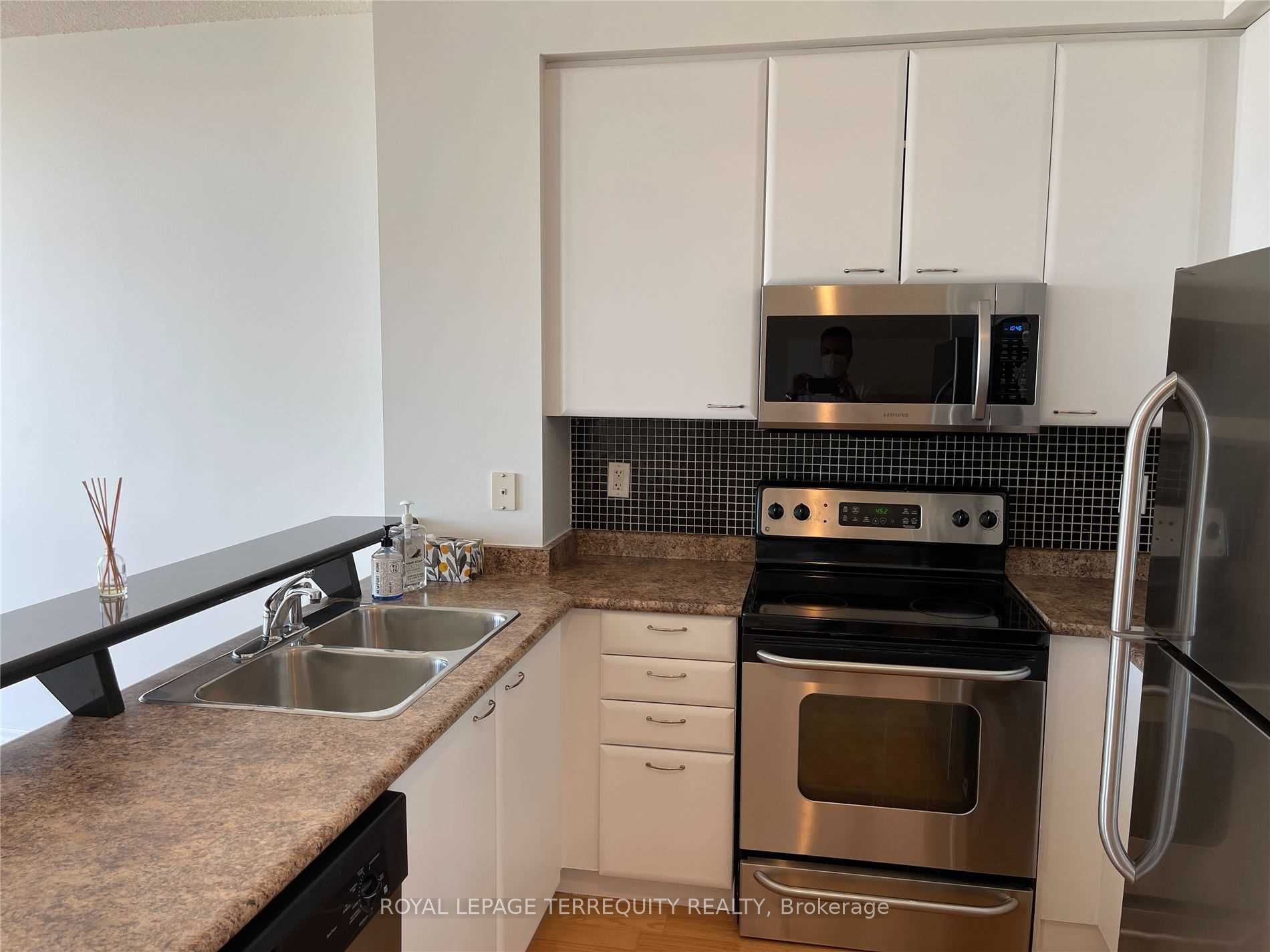 220 Burnhamthorpe Road W 2610, Mississauga, ON L5B 4N4 photo 5