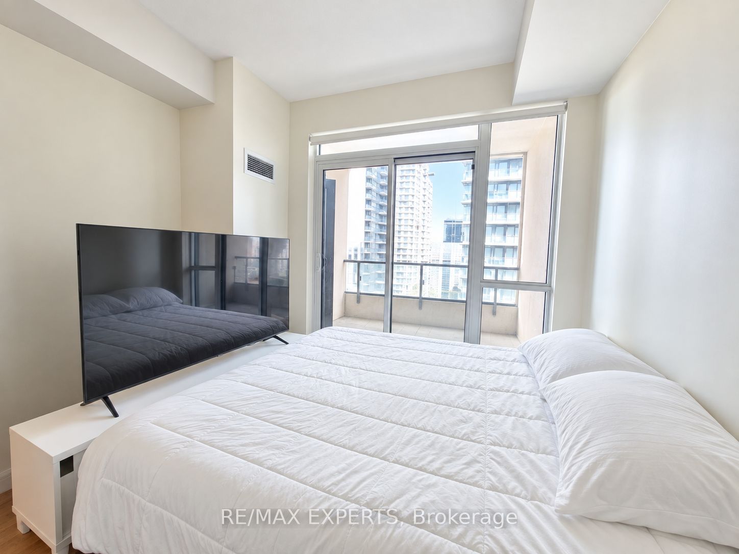 4055 Parkside Village Drive 1217, Mississauga, ON L5B 0K2 photo 3