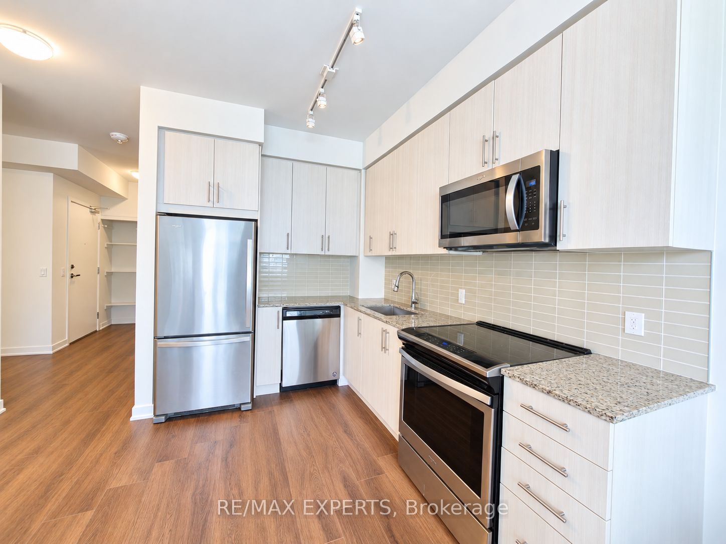 4055 Parkside Village Drive 1217, Mississauga, ON L5B 0K2 photo 4