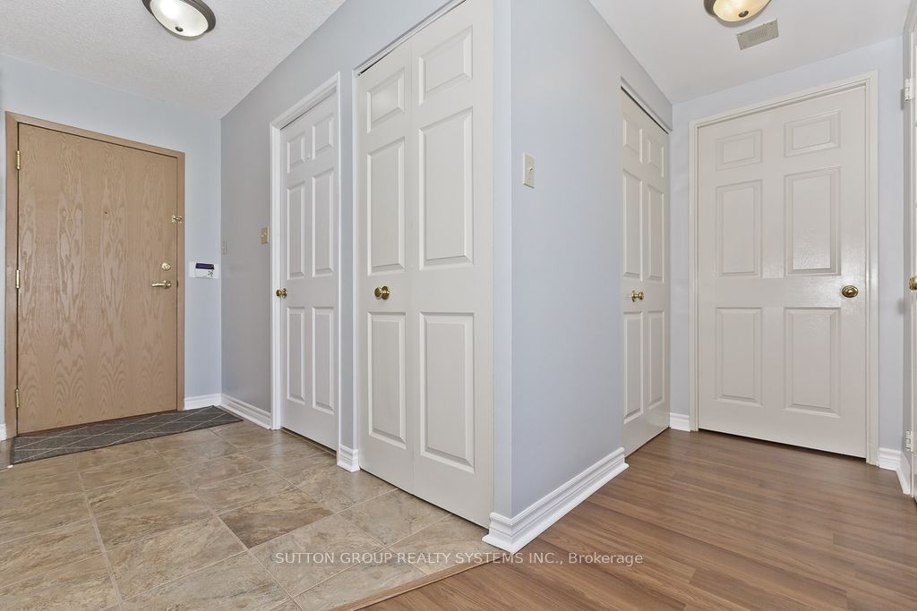 55 Elm Drive 1214, Mississauga, ON L5B 3Z3 photo 2