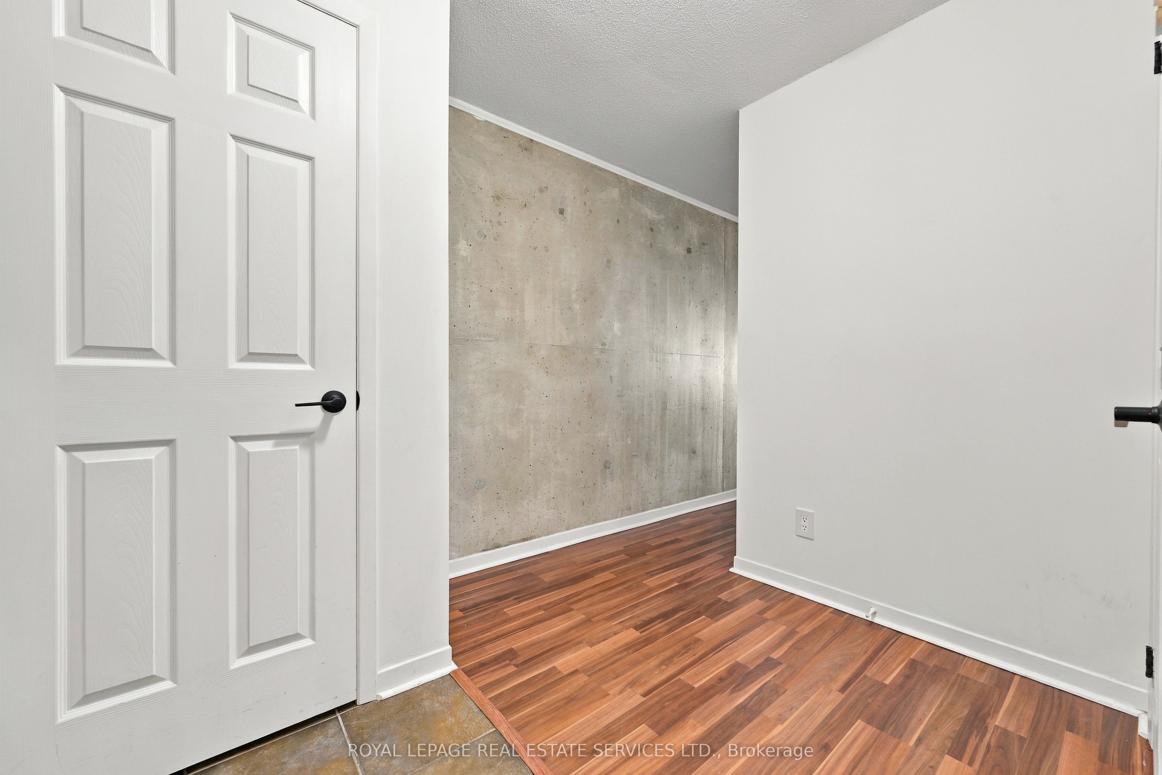 1040 The Queens Way 510, Toronto, ON M8Z 0A7 photo 4