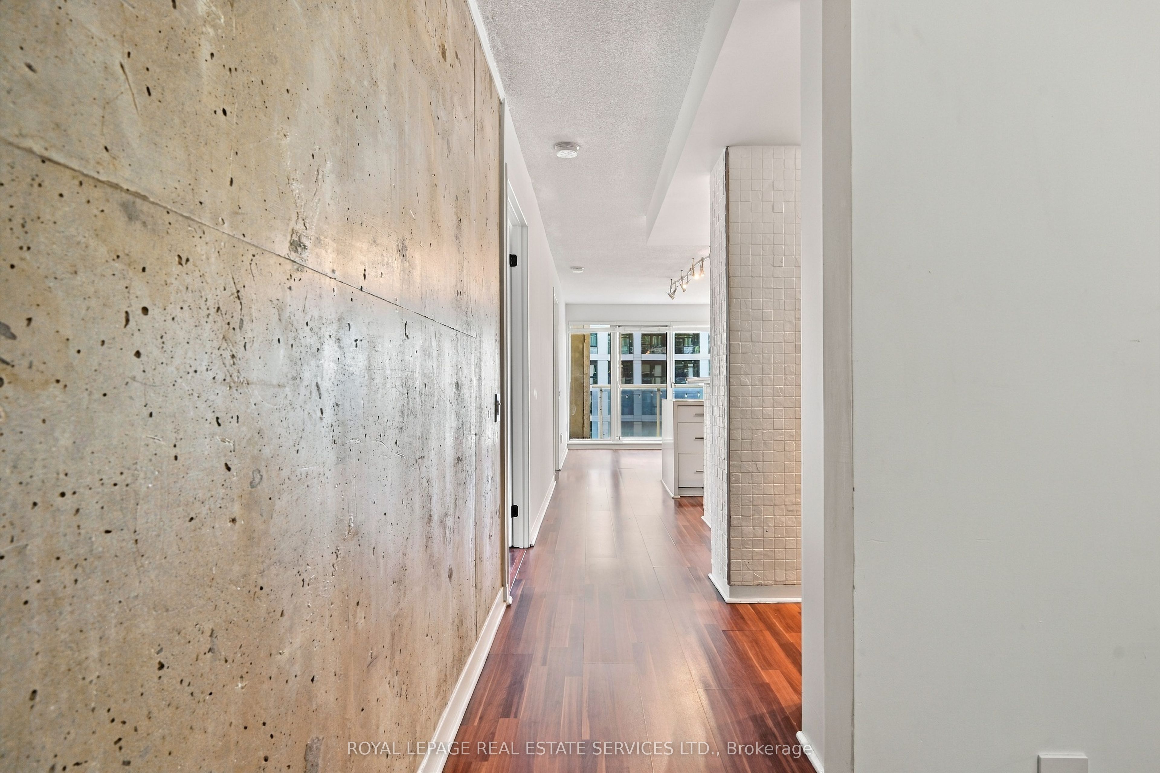 1040 The Queens Way 510, Toronto, ON M8Z 0A7 photo 5