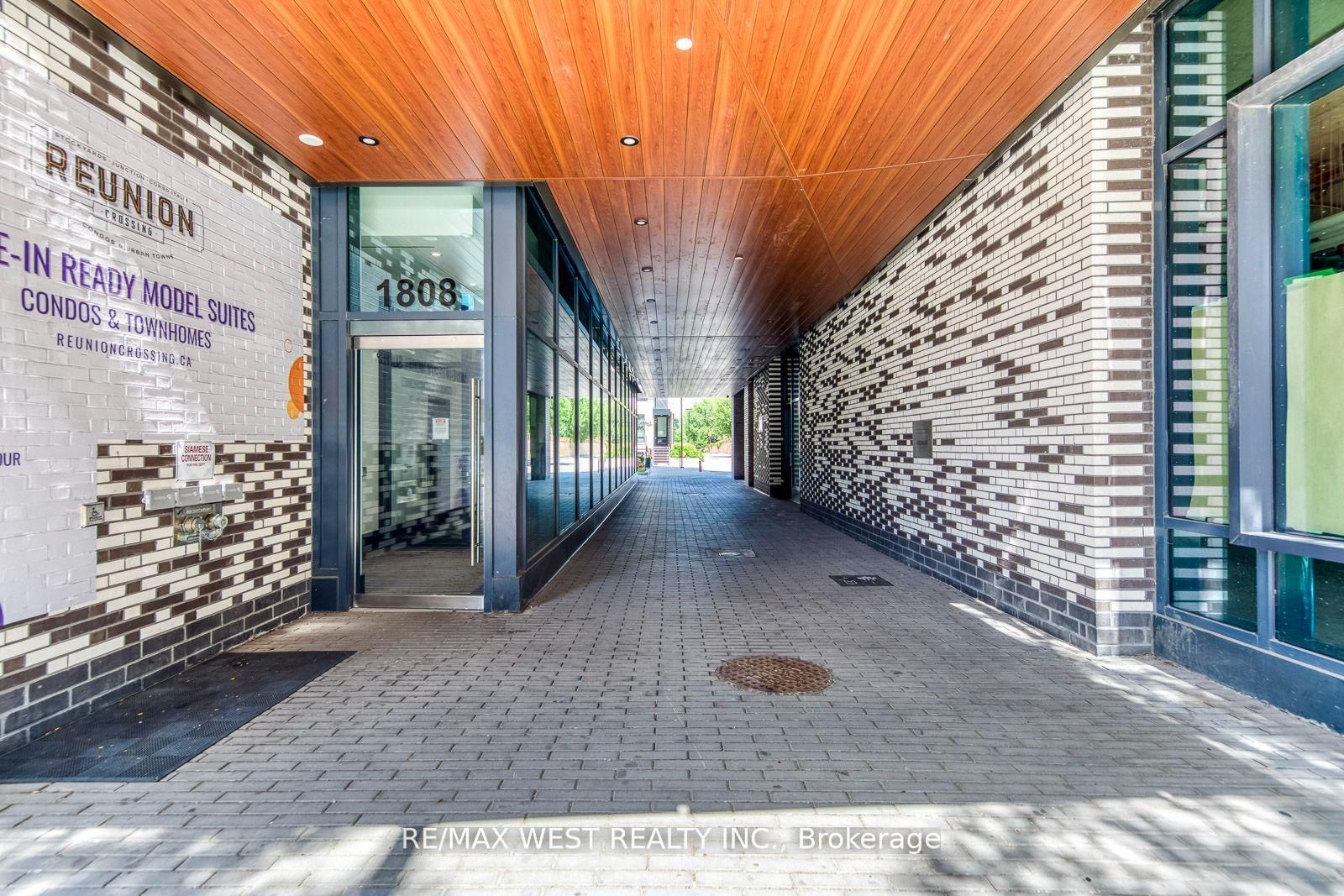 1808 St Clair Avenue W 910, Toronto, ON M6N 0C1 photo 2