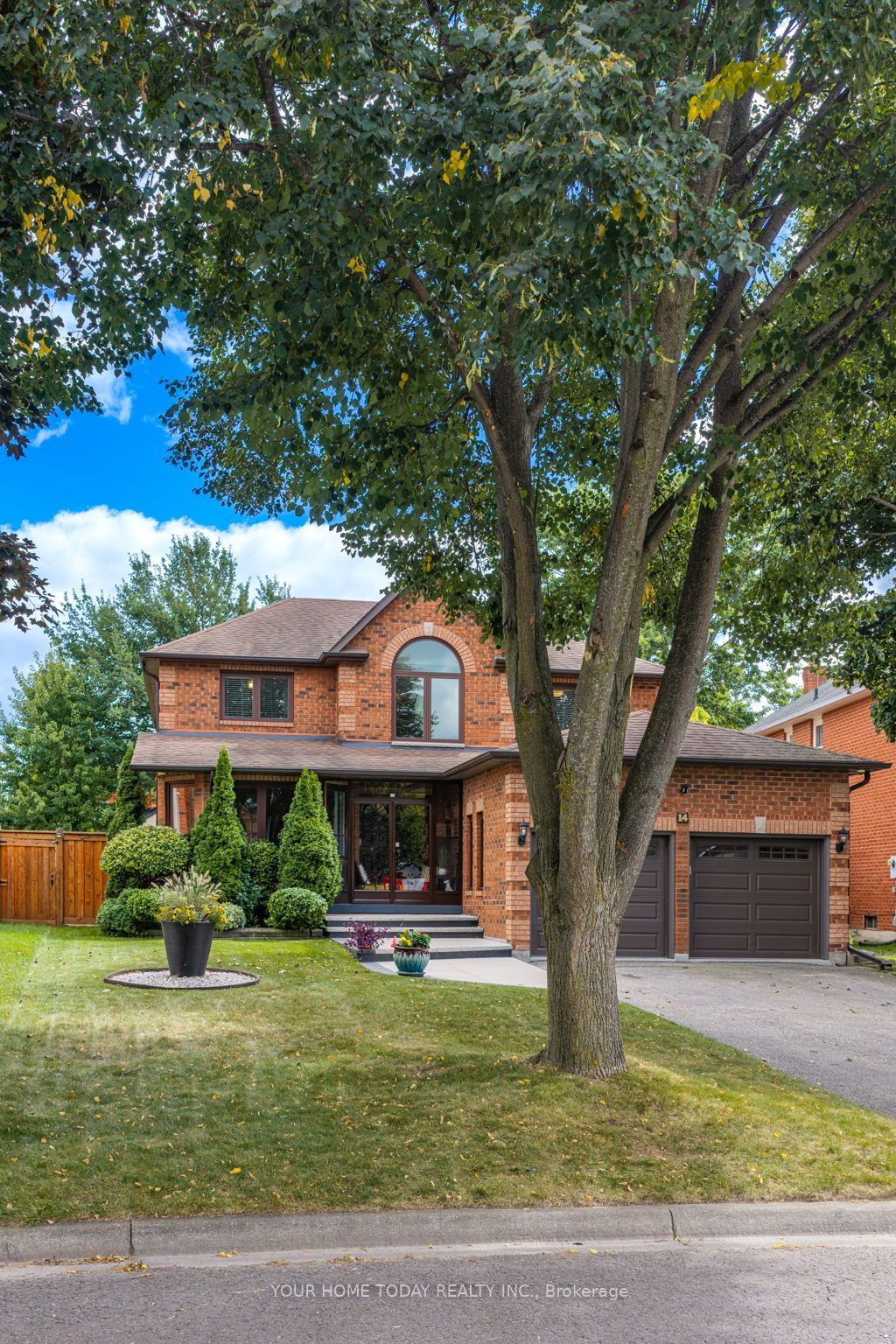 14 Donaghedy Drive, Halton Hills, ON L7G 5H2 photo 2
