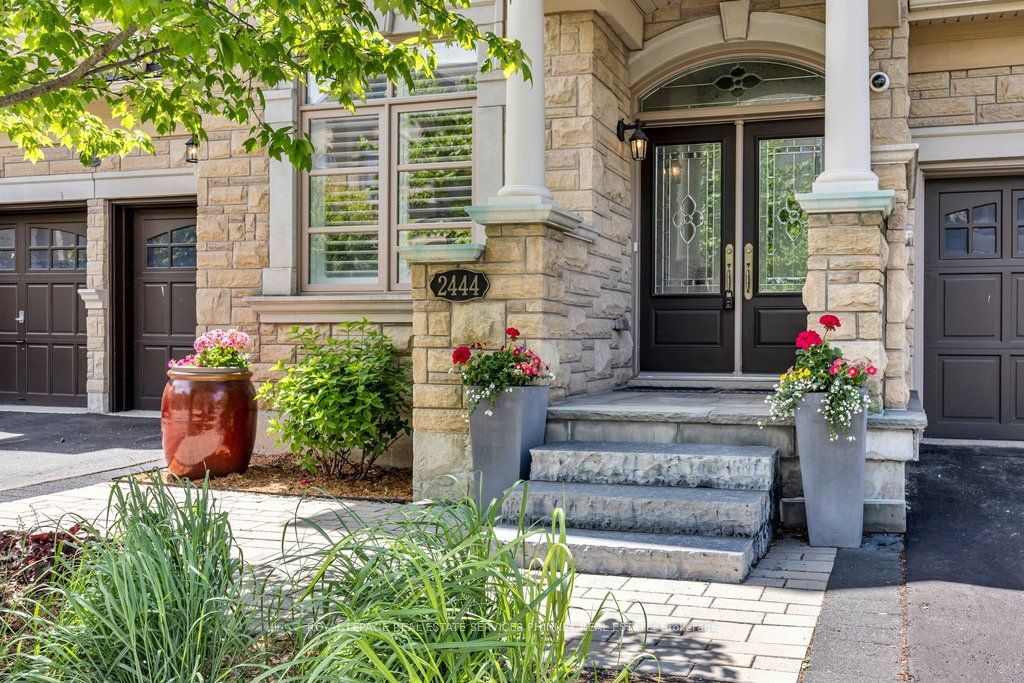 2444 Chateau Common, Oakville, ON L6M 0S1 photo 2