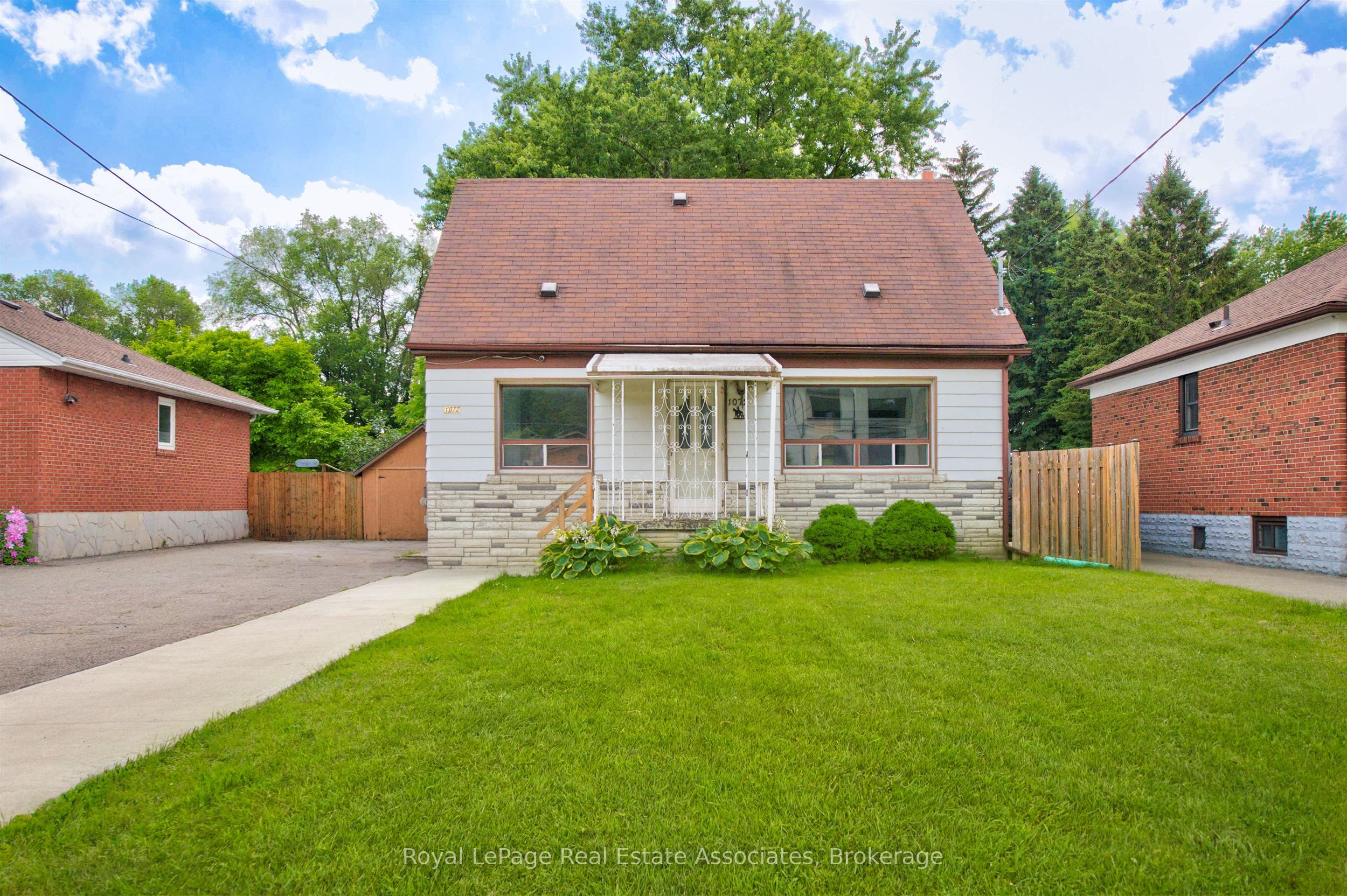 1072 Orchard Road, Mississauga, ON L5E 2N9 photo 2