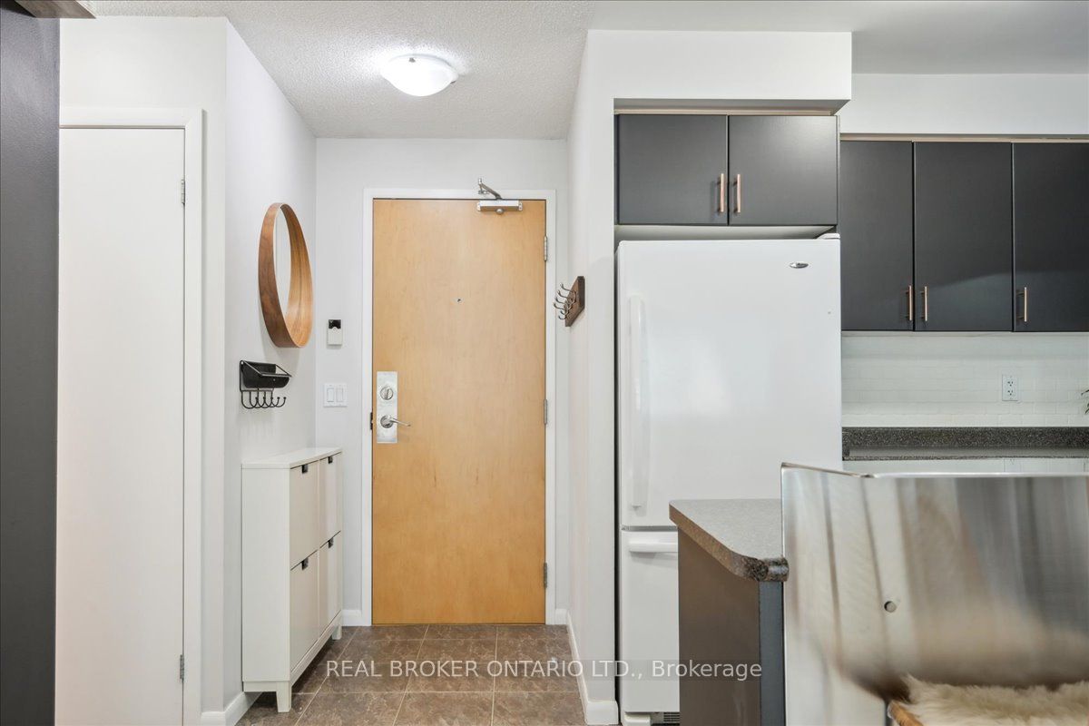 185 Legion Road N 608, Toronto, ON M8Y 0A1 photo 4