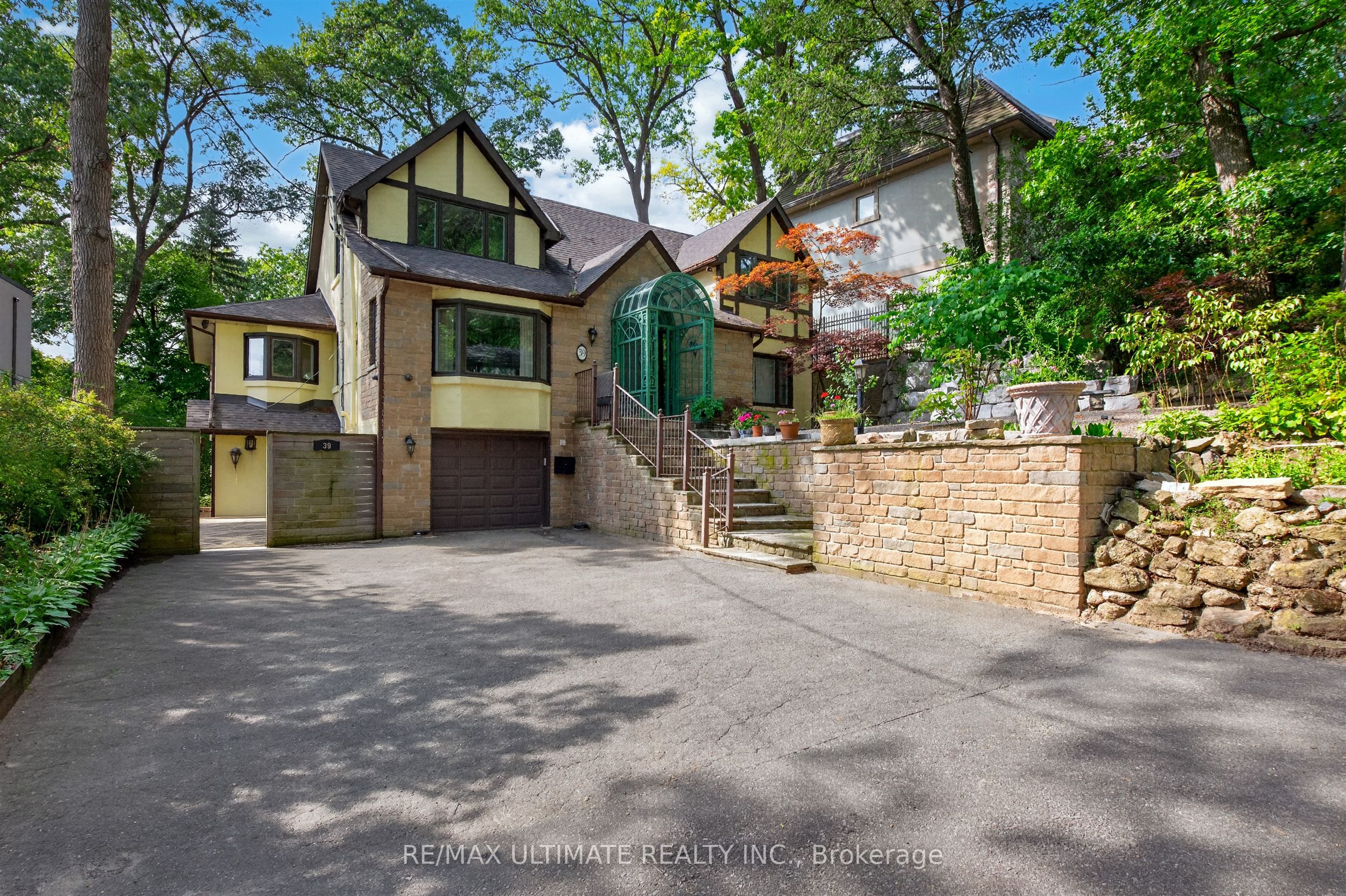 39 Riverside Crescent Upper, Toronto, ON M6S 1B5
