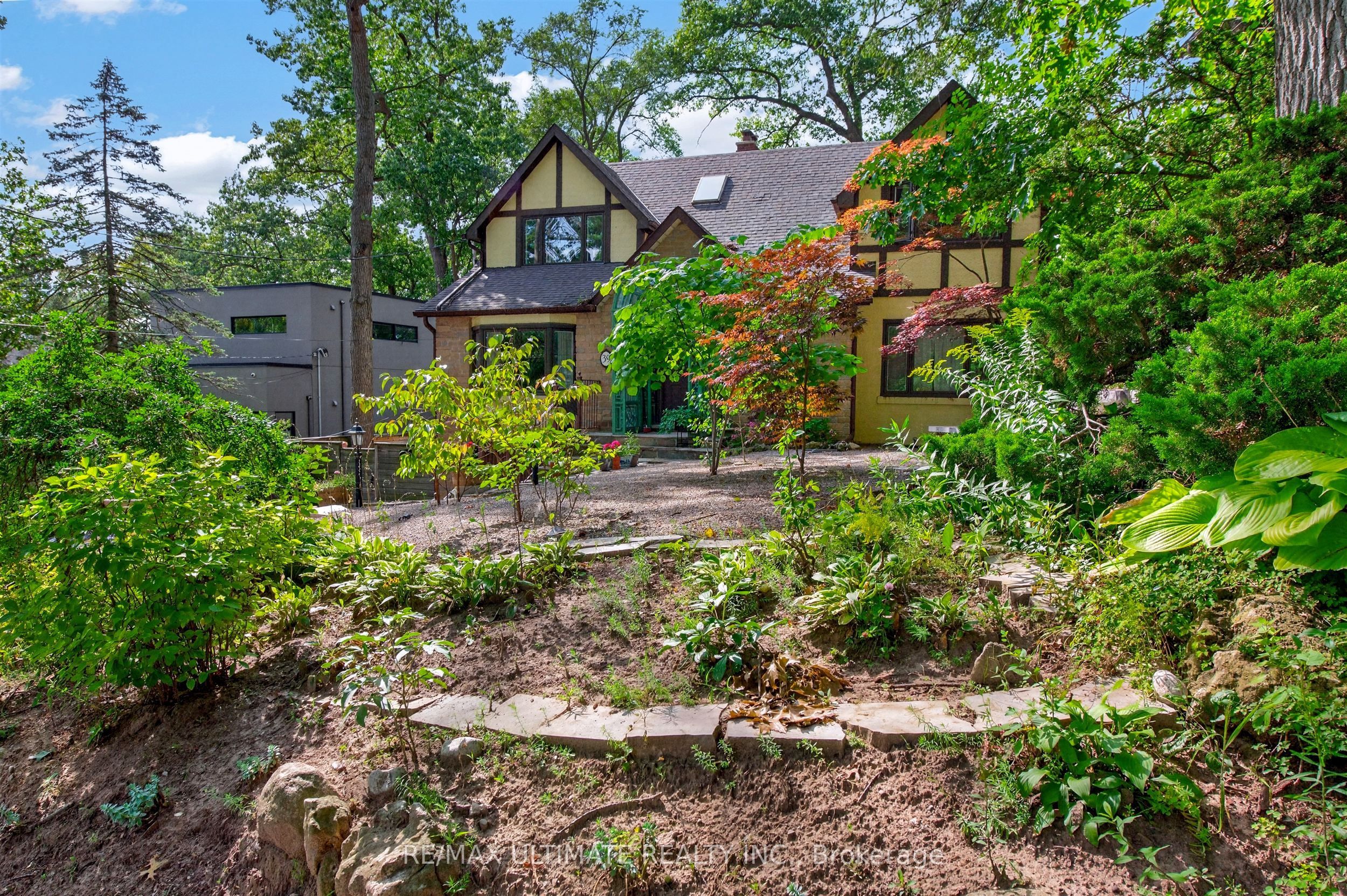 39 Riverside Crescent Upper, Toronto, ON M6S 1B5 photo 2